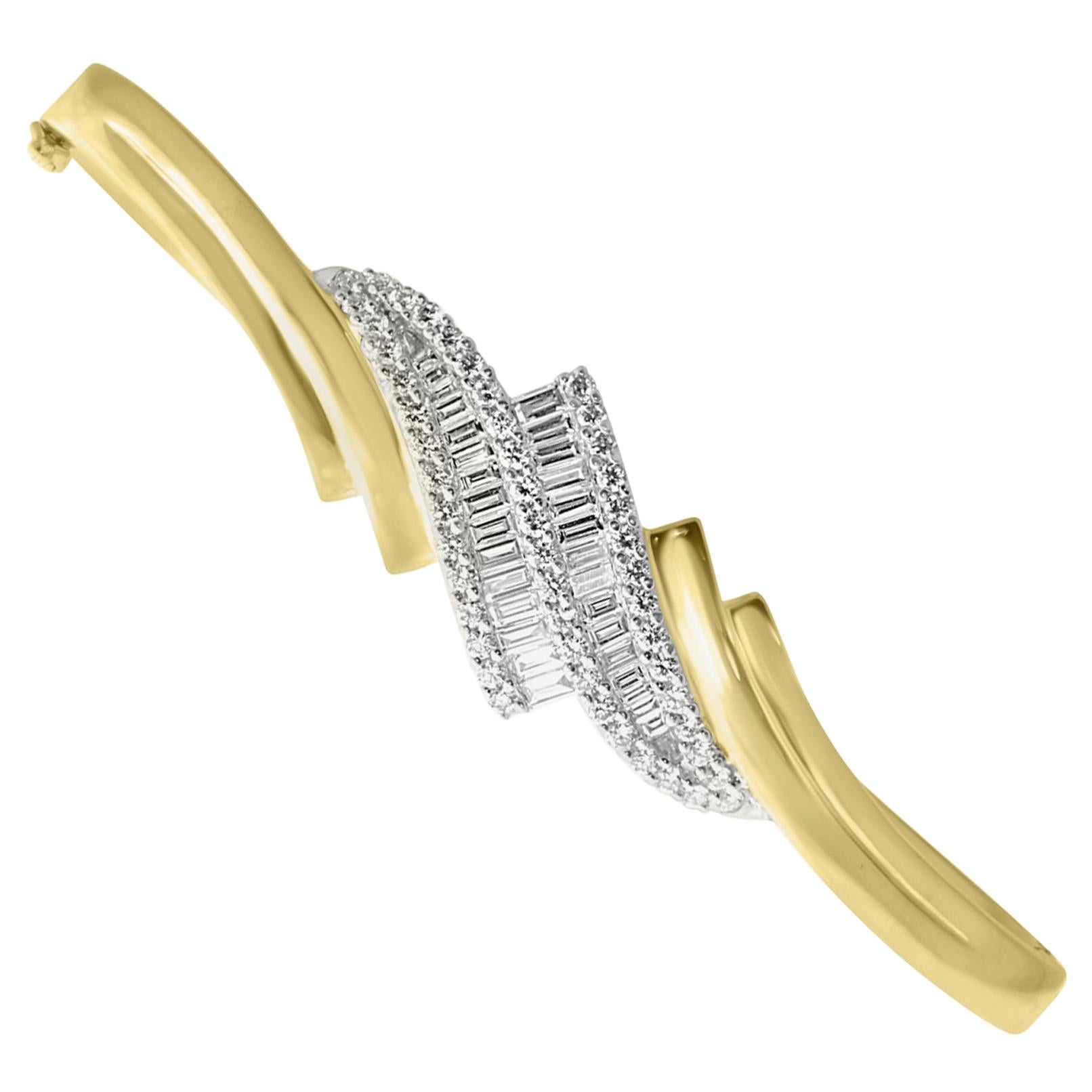 18 Karat Gold Bangle Bracelet Set with Brilliant and Baguette Cut Diamonds For Sale