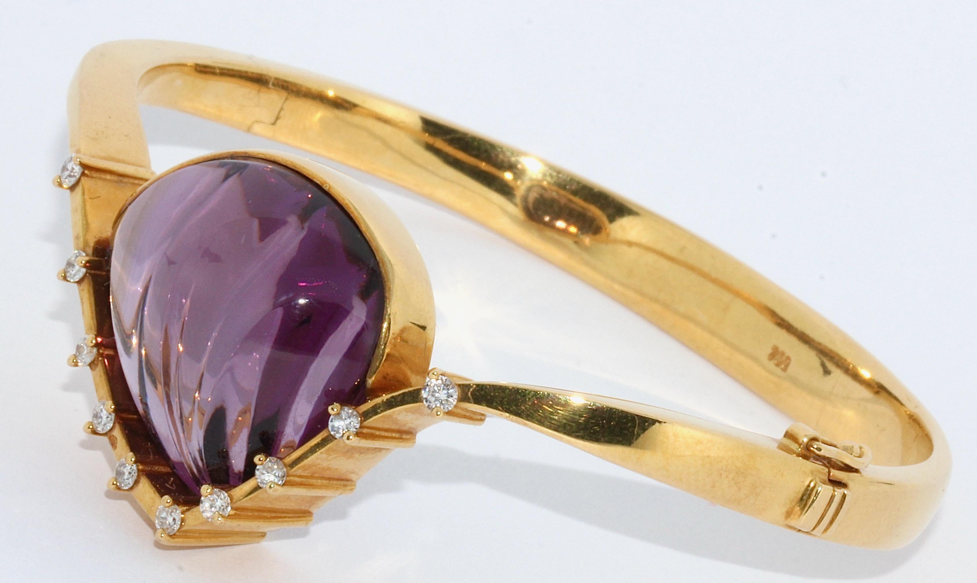 18 Karat Gold Bangle, Bracelet, Set with Large Amethyst and Diamonds. Cadeaux. In Good Condition For Sale In Berlin, DE