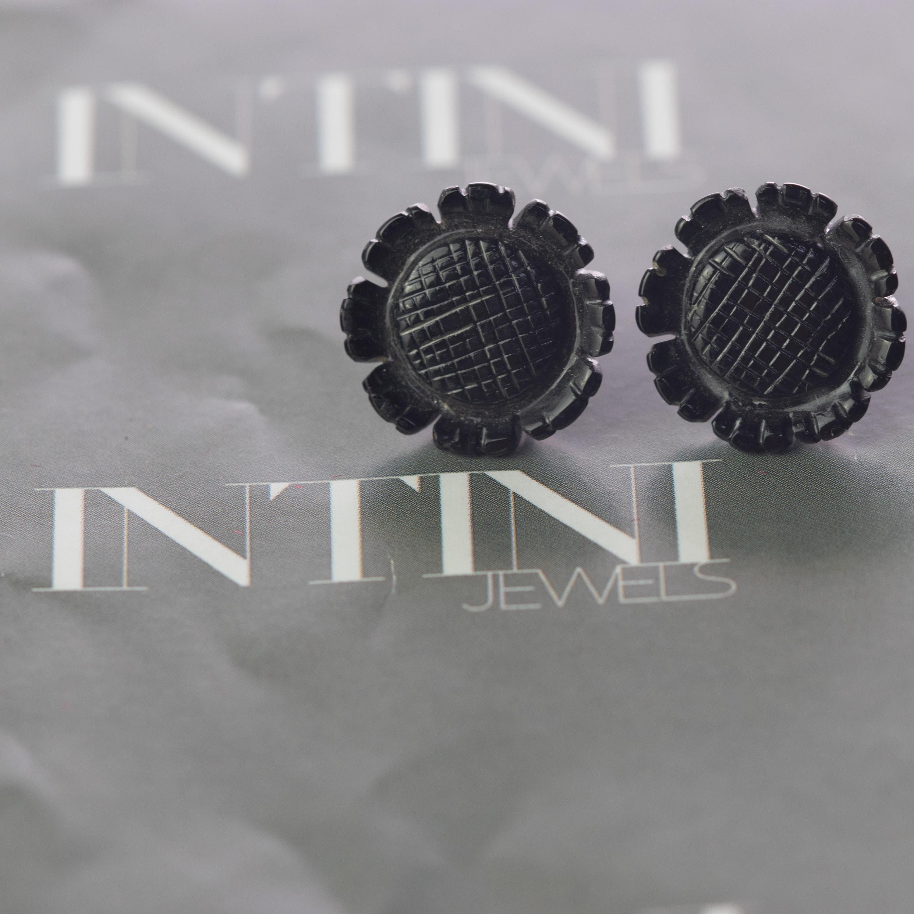 Clous d'oreilles italiens sculptés en or 18 carats avec fleur en agate noire, fabriquées à la main en Italie en vente 2