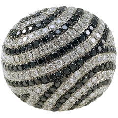 Anello cocktail con cupola di diamanti bianchi e neri, 5,50 carati