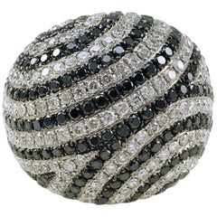 Bague cocktail dôme en diamants noirs et blancs de 5,50 carats