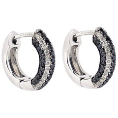 Orecchini Huggie Hoop in oro 18 carati con diamanti bianchi e neri