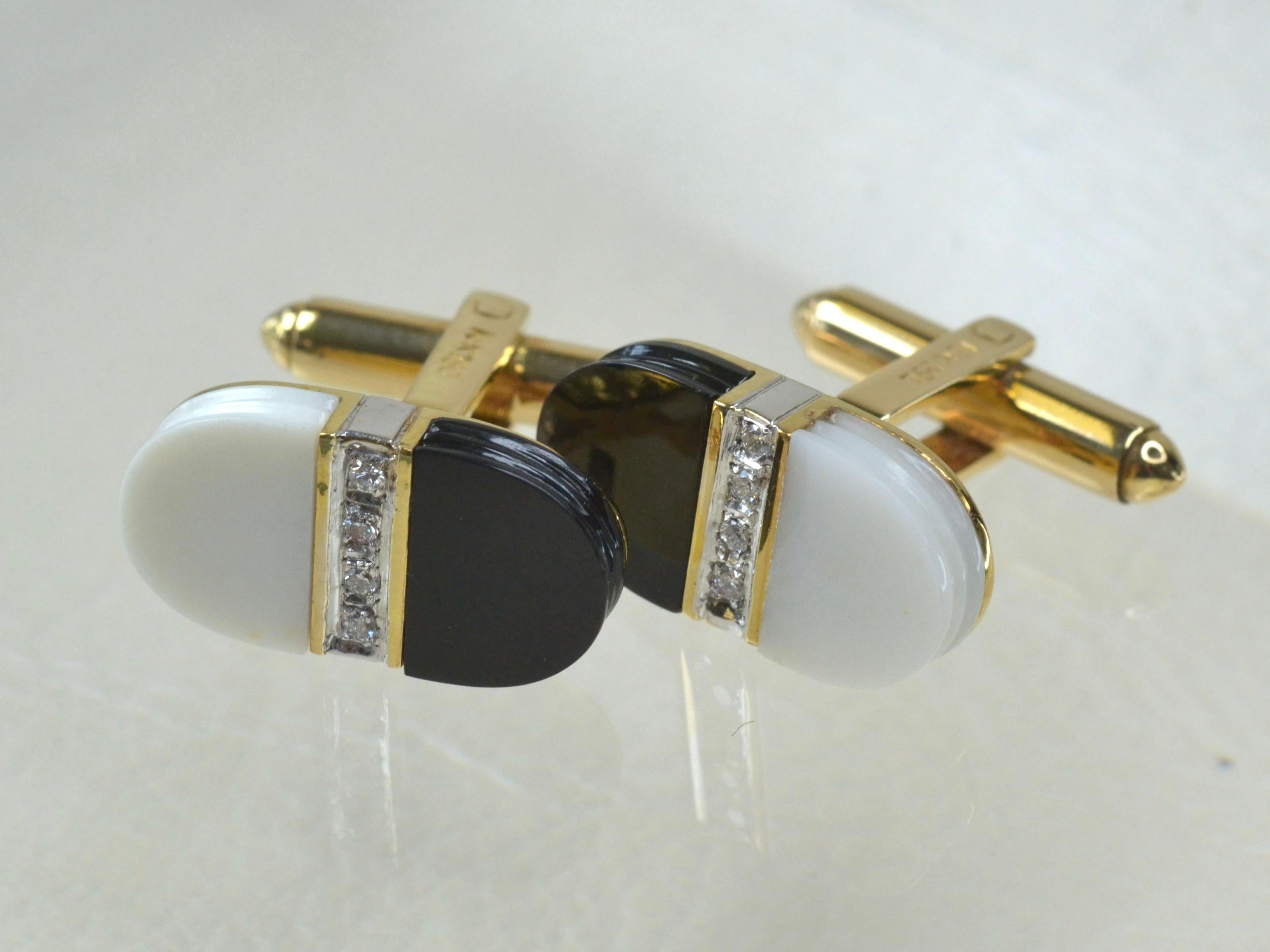 18 Karat Gold, Black and White Onyx Diamond Cufflinks In Excellent Condition For Sale In London, GB