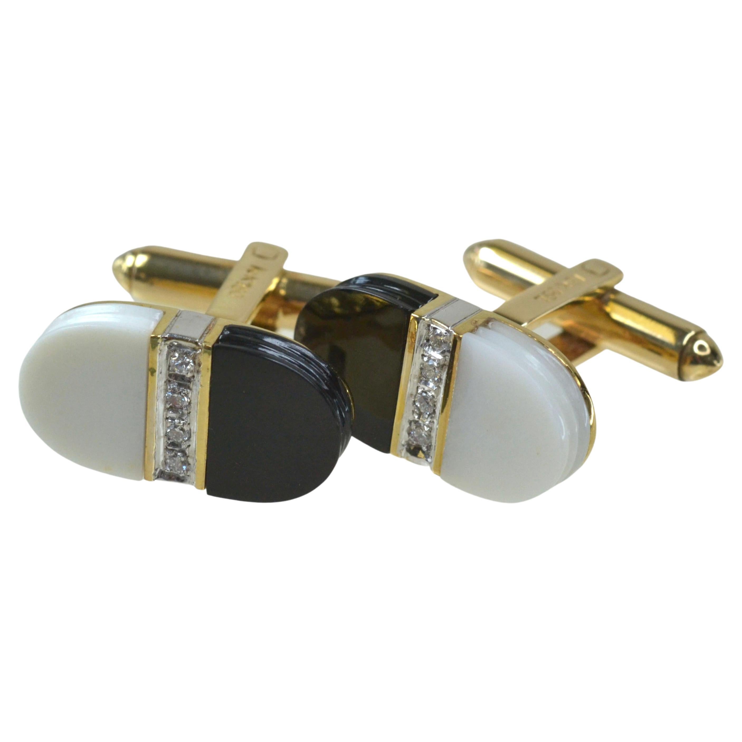 Manschettenknöpfe aus 18 Karat Gold, schwarzem und weißem Onyx mit Diamanten im Angebot