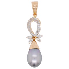 Collana con ciondolo a goccia con diamante e perla nera in oro 18 carati