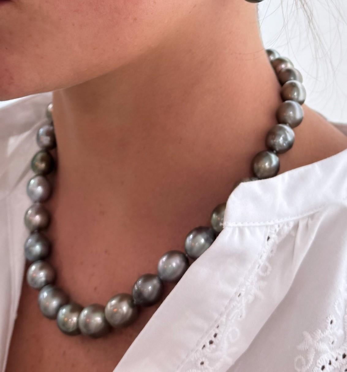 Collar de Perlas Barrocas Tahitianas Negras de Oro de 18 Kilates Contemporáneo en venta