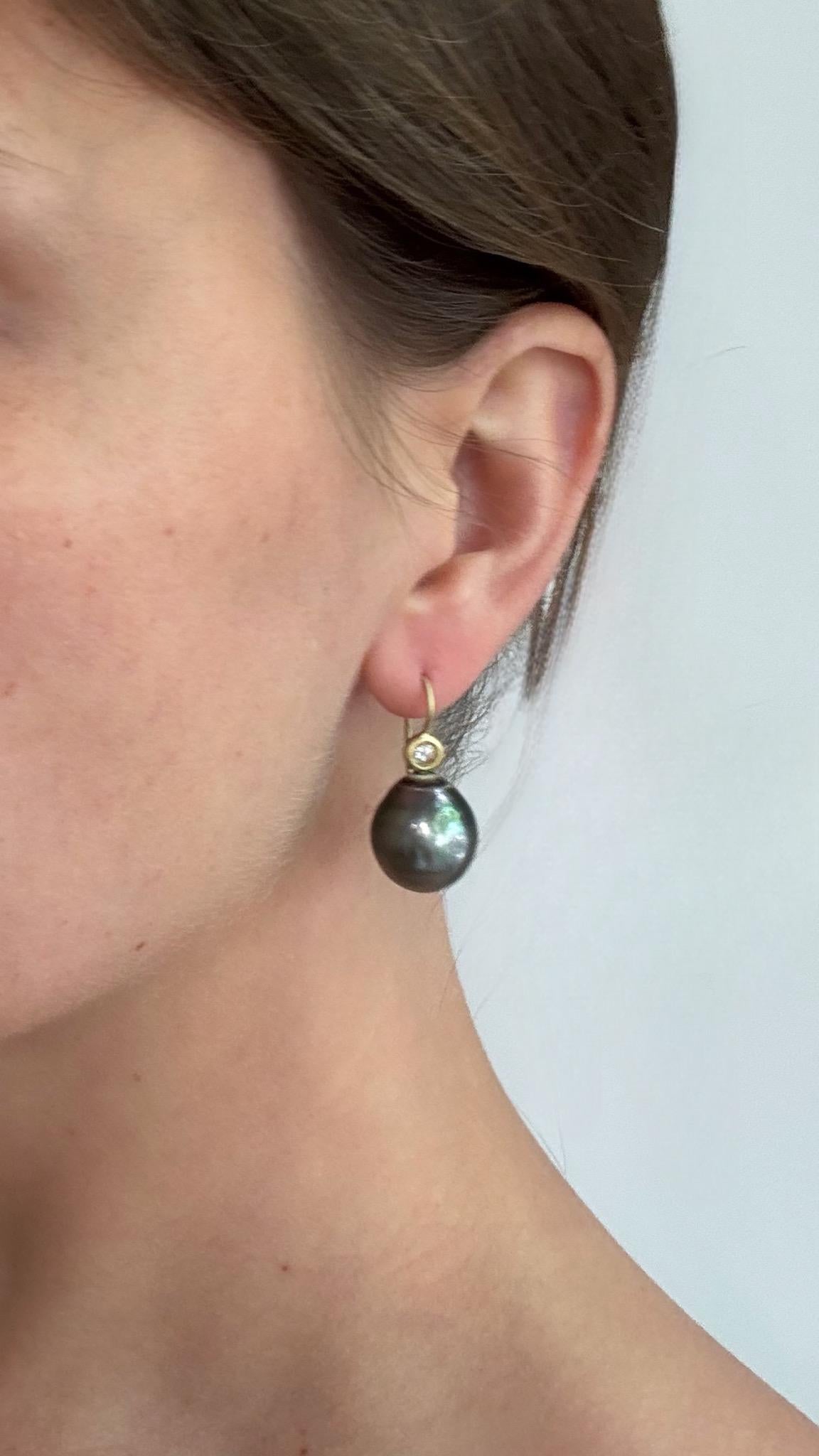 Contemporaneo Orecchini con perle nere di Tahiti e diamanti in oro 18 carati in vendita