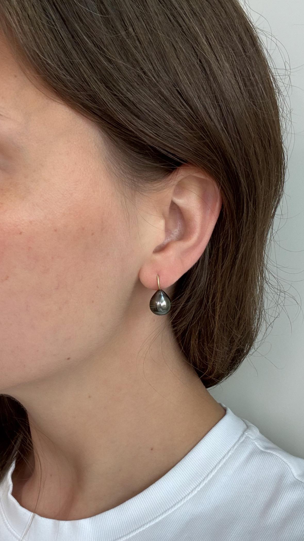 Orecchini pendenti con perle nere di Tahiti in oro 18k

Perle 13 x 10 mm

Lunghezza totale .375 