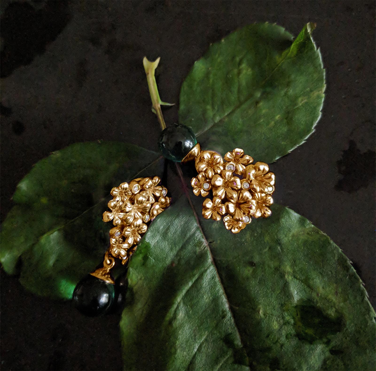 Boucles d'oreilles contemporaines fleurs en or jaune avec diamants naturels Neuf - En vente à Berlin, DE