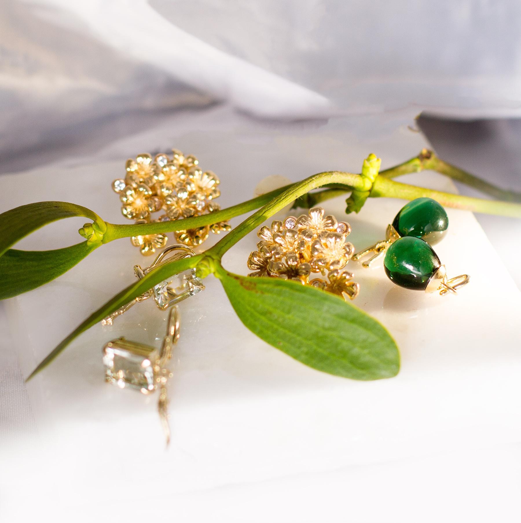Taille cabochon Boucles d'oreilles contemporaines fleurs en or jaune avec diamants naturels en vente