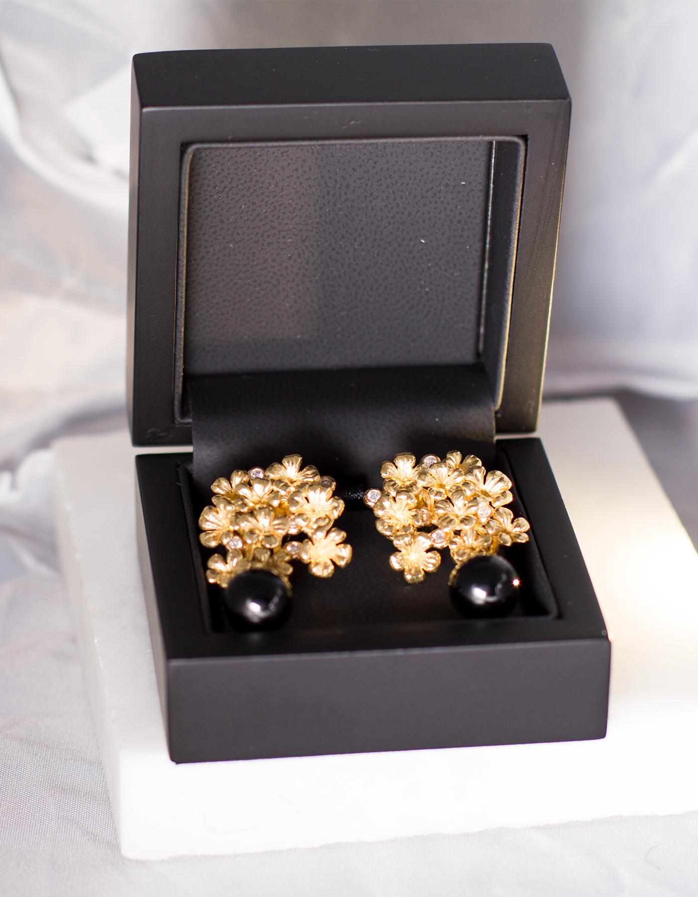 Boucles d'oreilles contemporaines fleurs en or jaune avec diamants naturels en vente 6