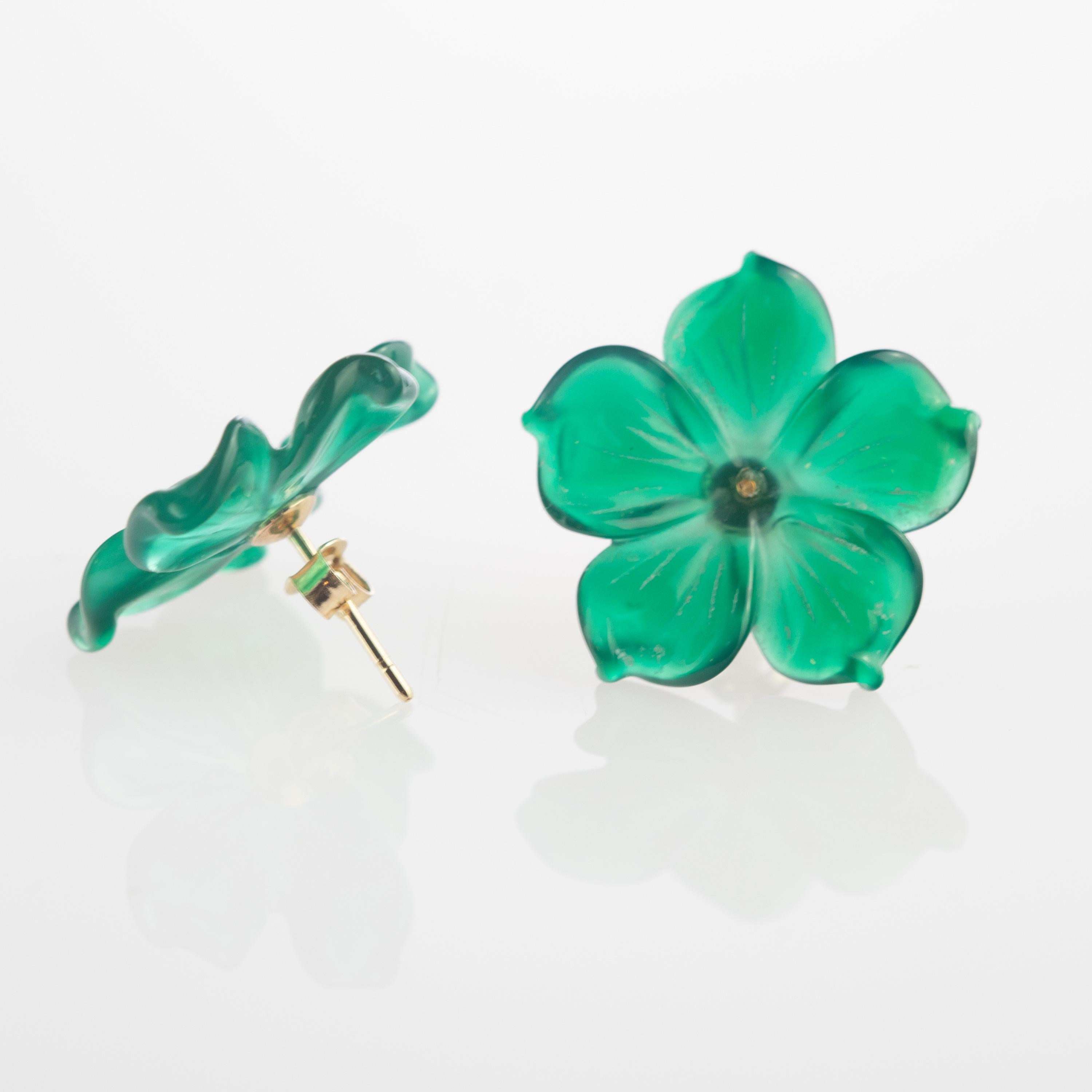 18 Karat Gold Blue Agate Flower Handmade Italian Girl Carved Stud Chic Earrings In New Condition For Sale In Milano, IT