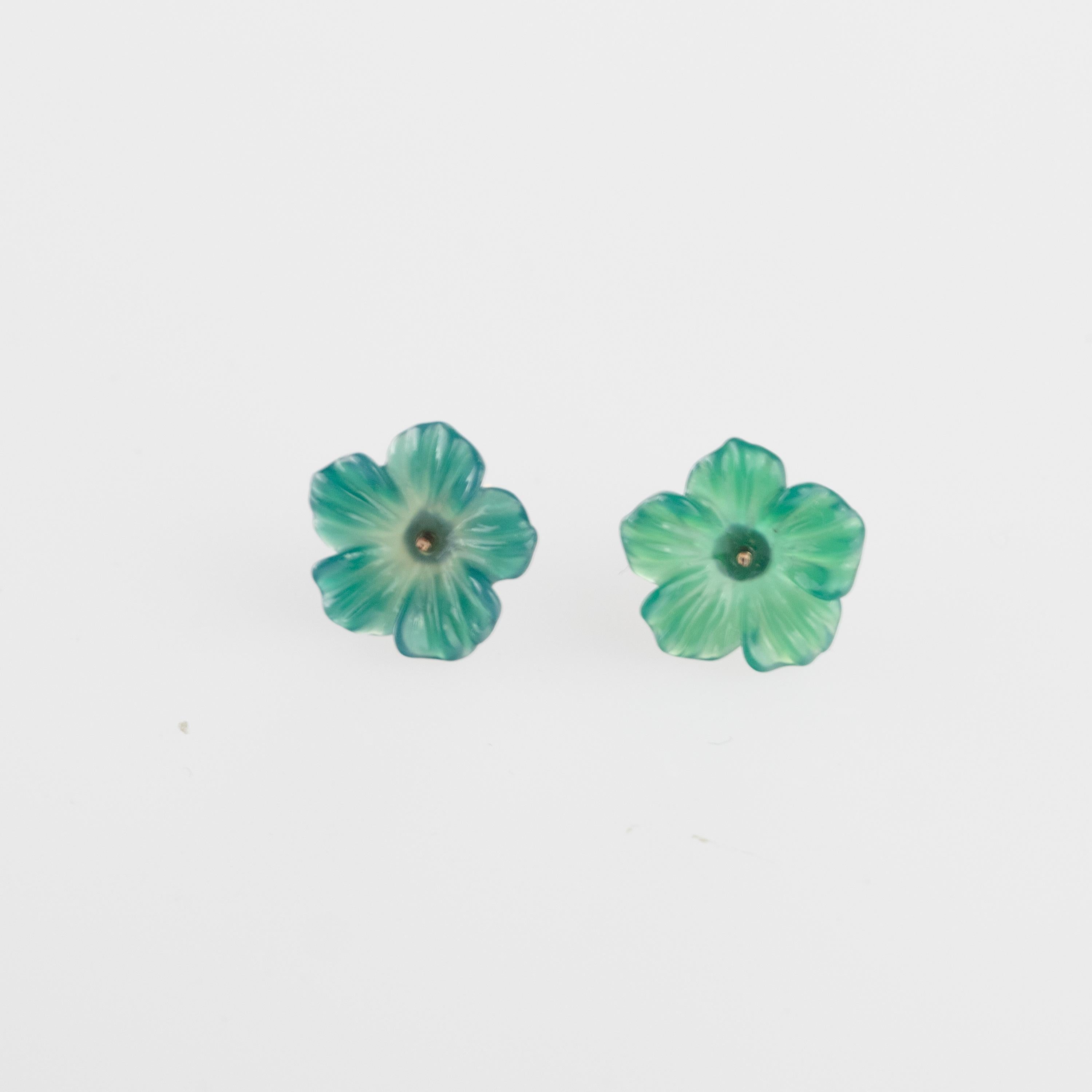 18 Karat Gold Blue Agate Flower Handmade Italian Girl Carved Stud Earrings In New Condition For Sale In Milano, IT
