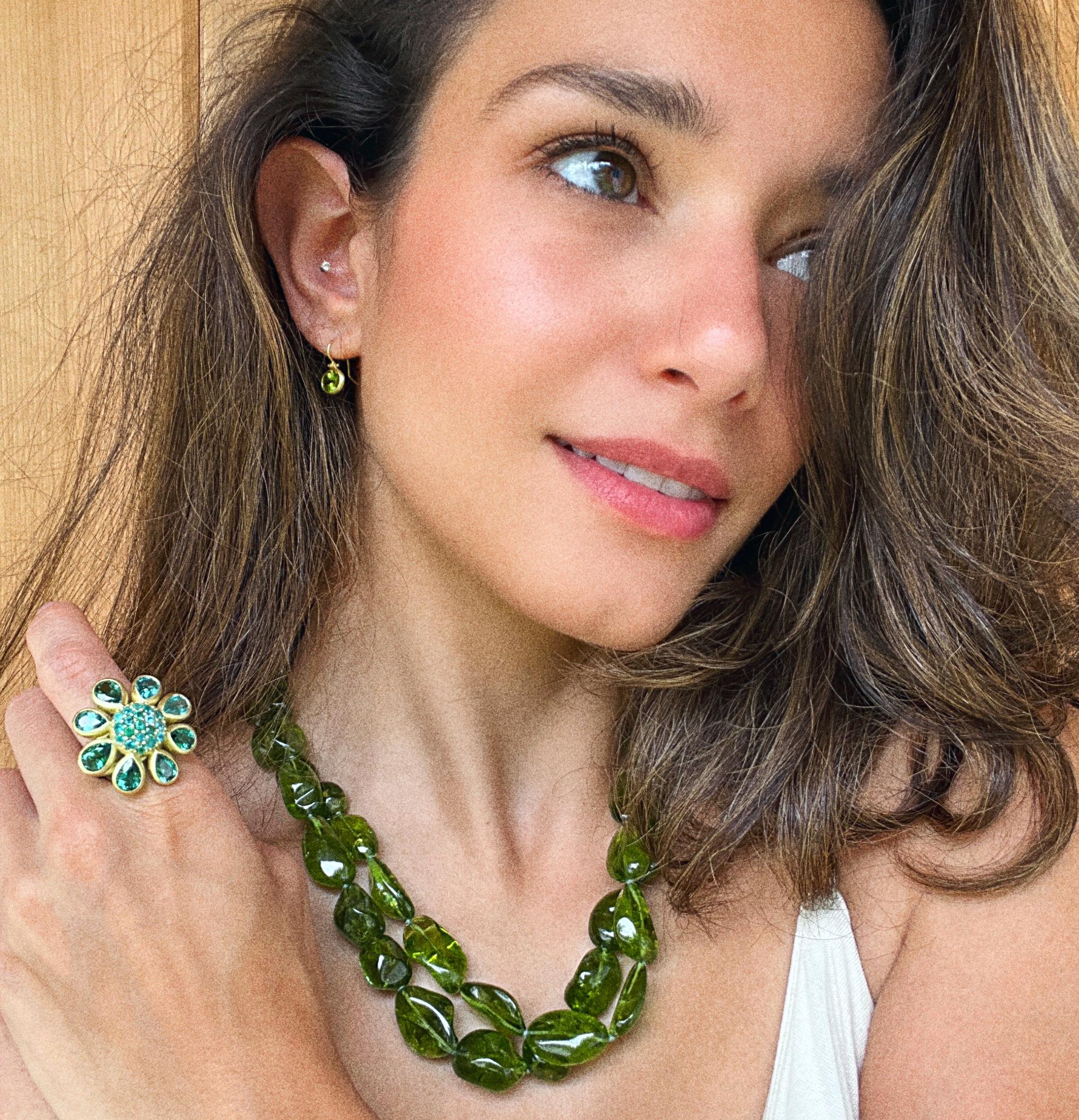 Blumenring aus 18 Karat Gold mit blau-grünem und Paraiba-Turmalin im Zustand „Neu“ im Angebot in Darien, CT