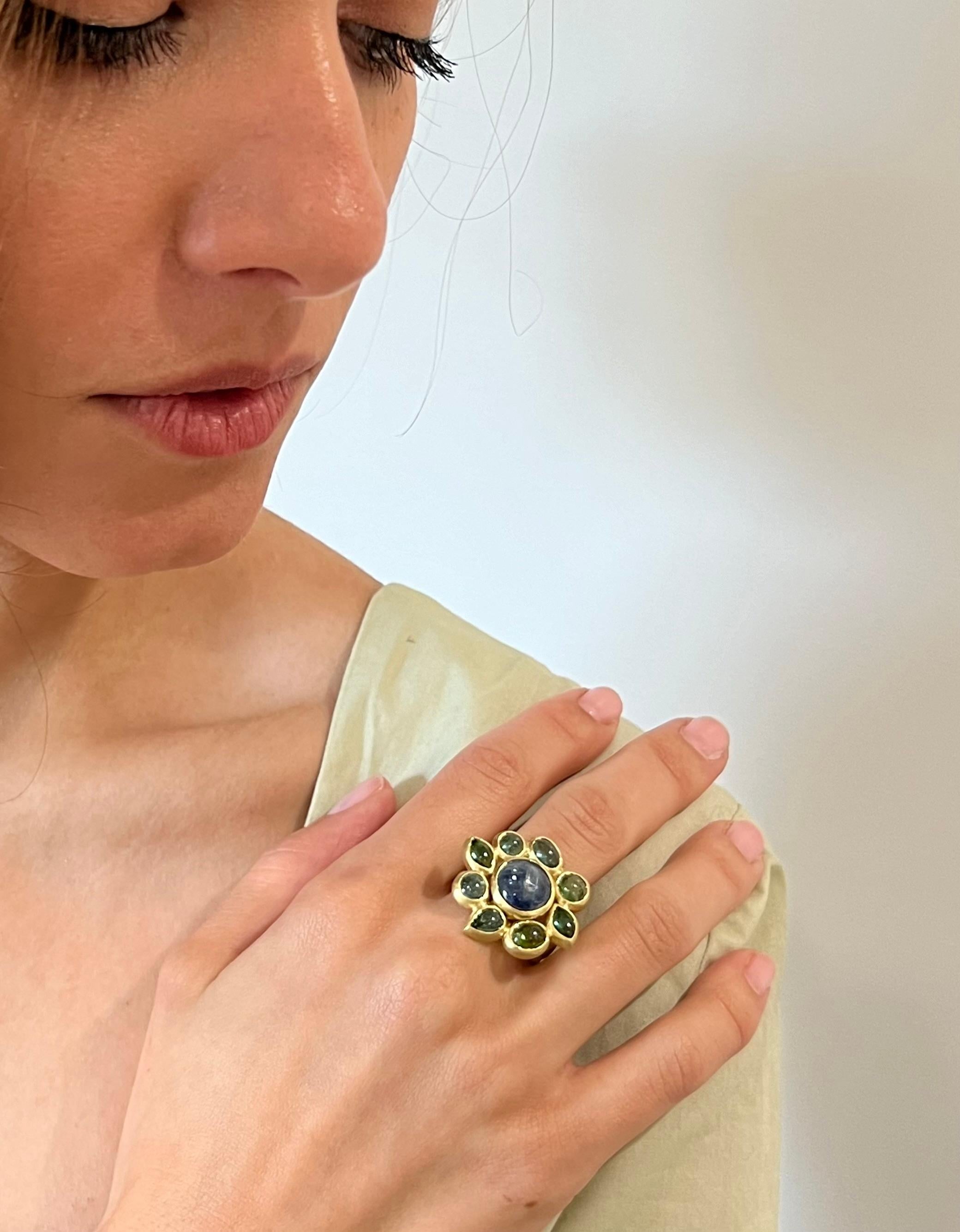 18 Karat Gold Blue-Green Tourmaline Cabochon Flower Ring In New Condition For Sale In Westport, CT