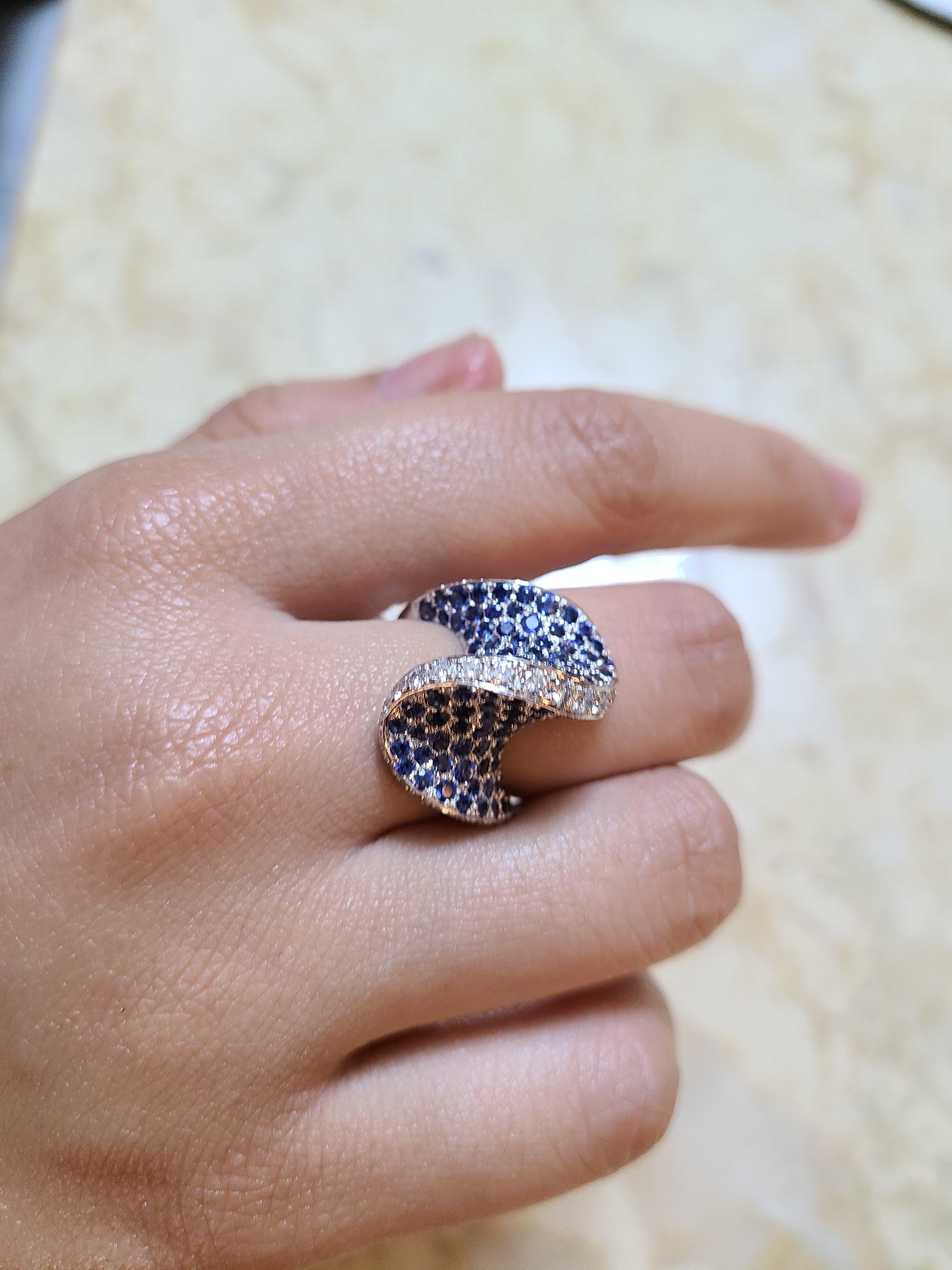Taille ronde Bague en or 18 carats avec saphir bleu et diamant
