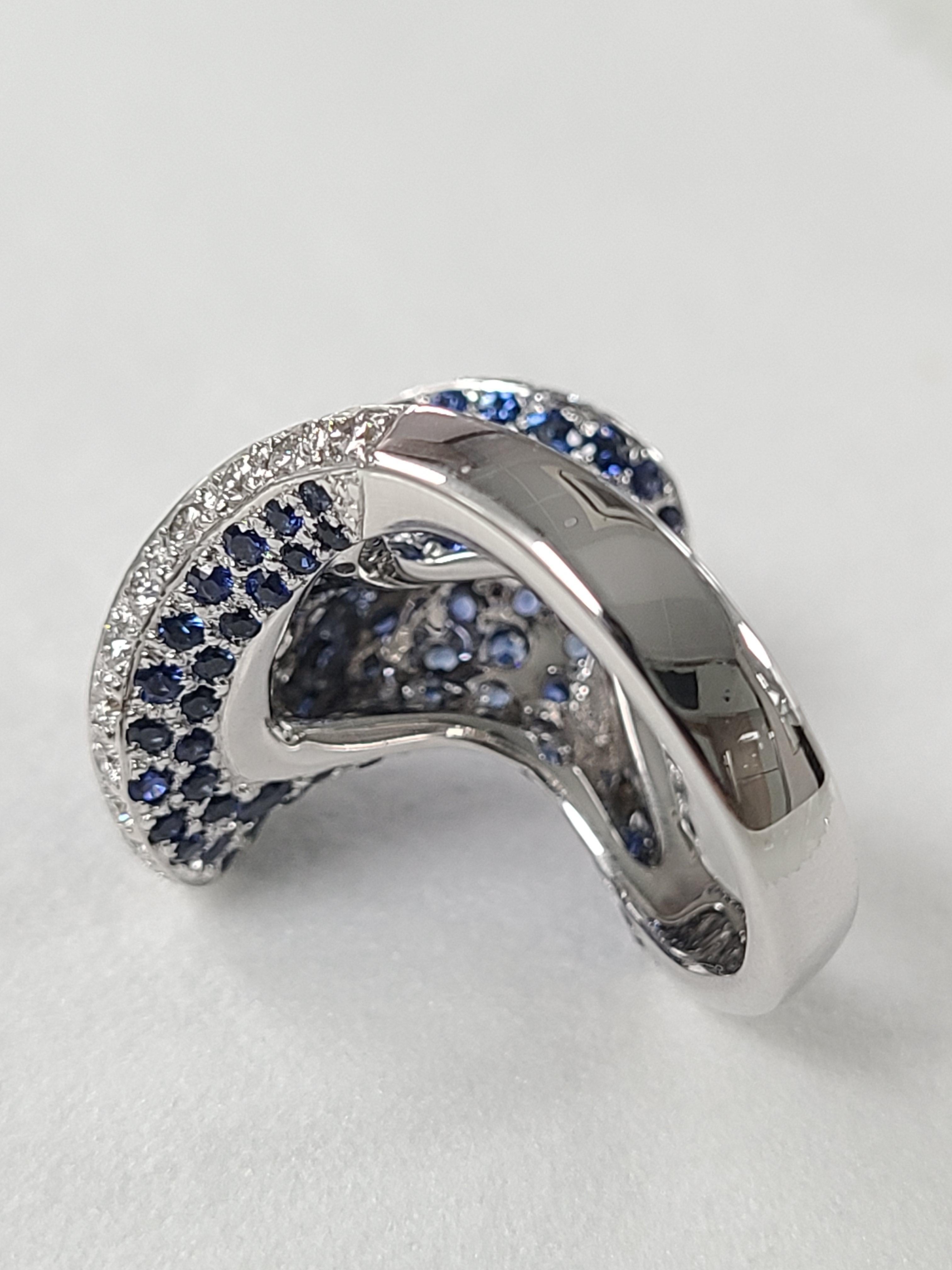 Round Cut 18 Karat Gold Blue Sapphire and Diamond Ring For Sale