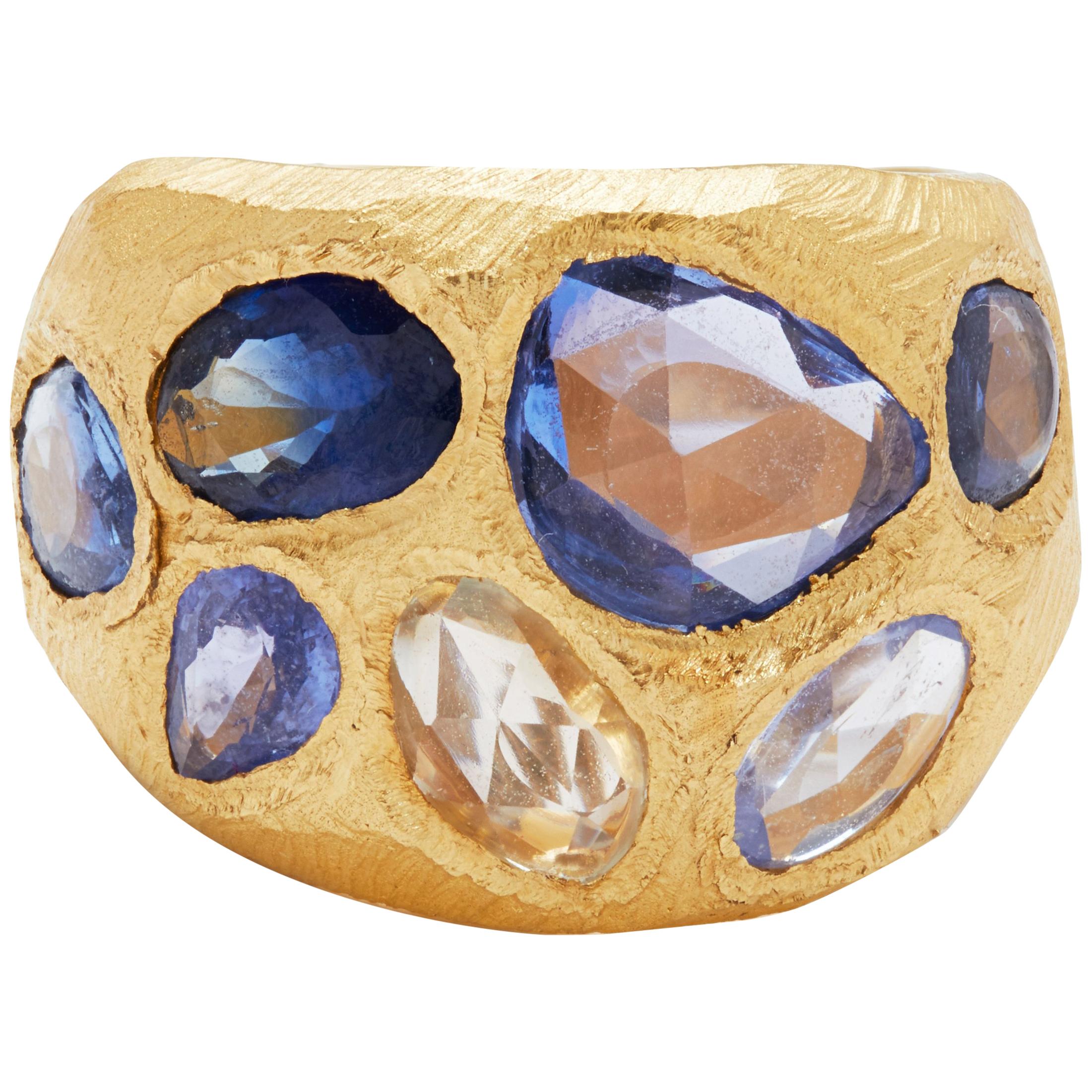 18 Karat Gold Blue Sapphire Cocktail Ring with 5.88 Carats For Sale