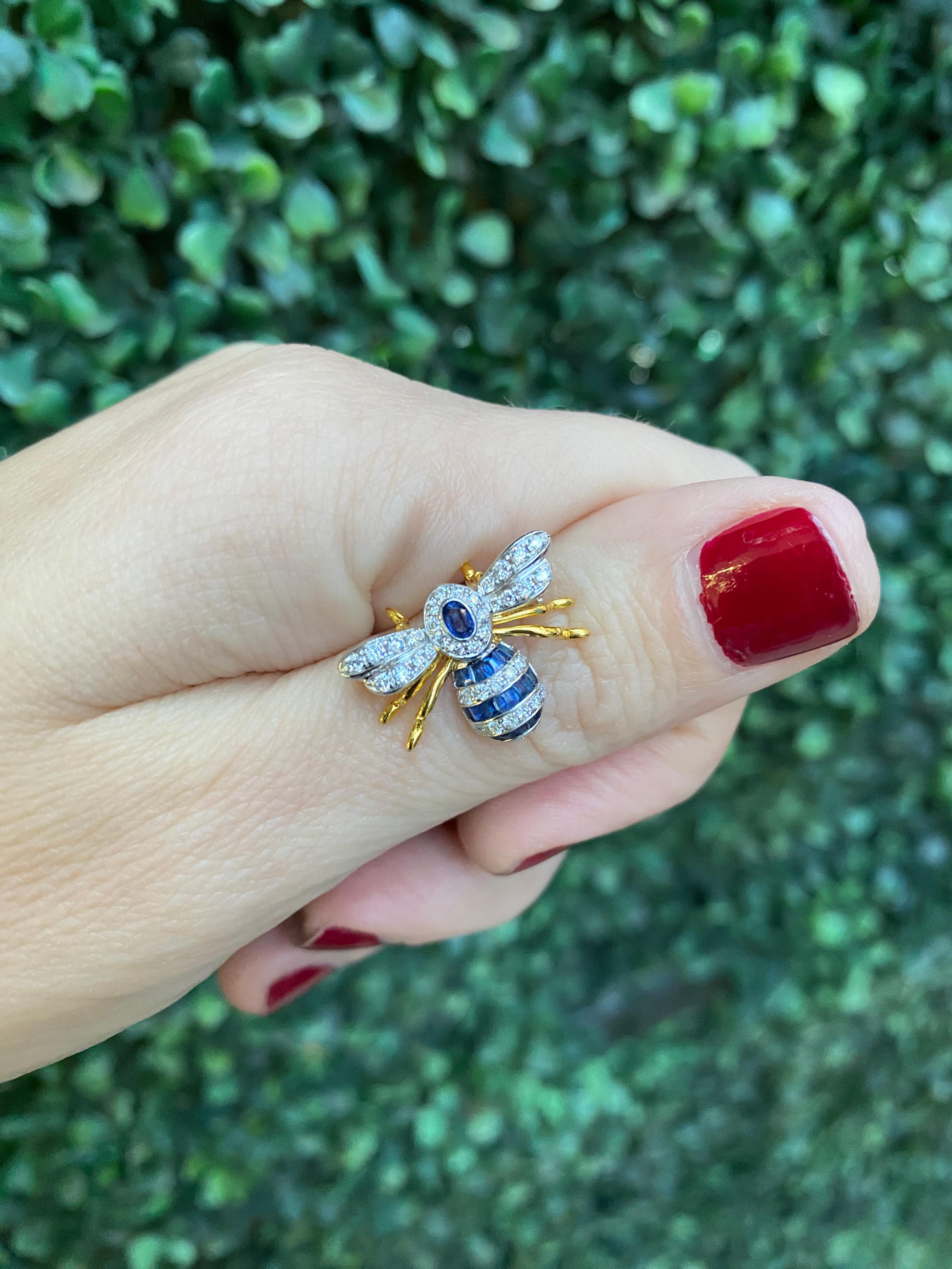Round Cut 18 Karat Gold Blue Sapphire and Diamond Bee Brooch Pin For Sale