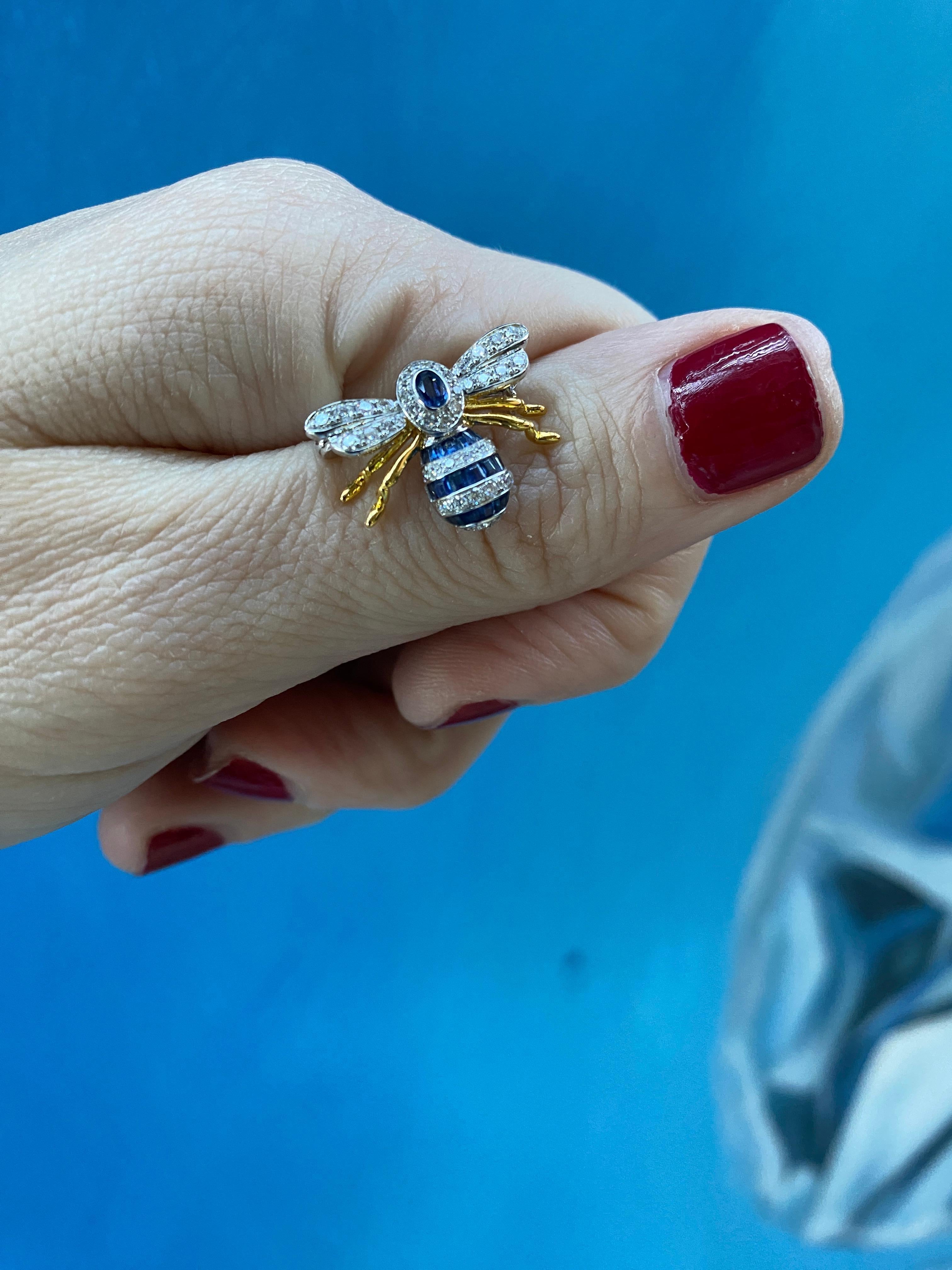 18 Karat Gold Blue Sapphire and Diamond Bee Brooch Pin For Sale 1