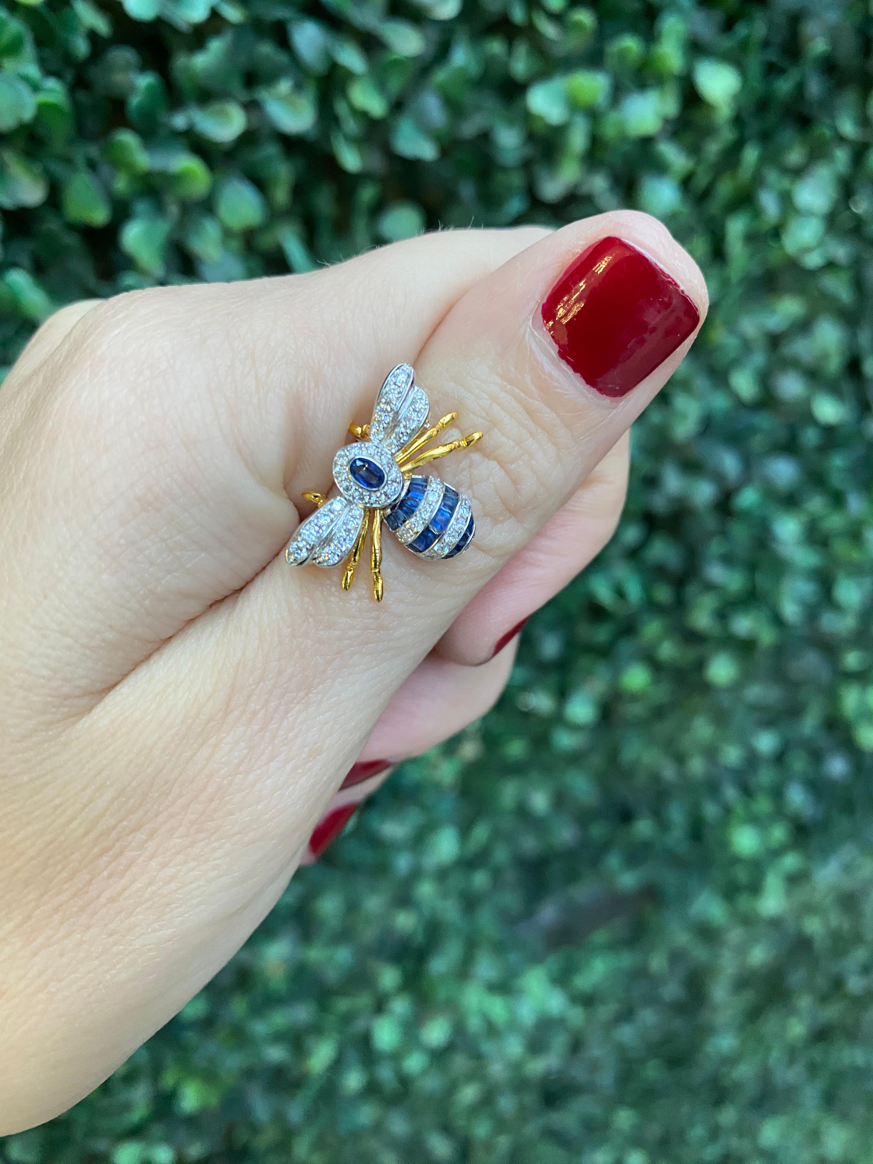18 Karat Gold Blue Sapphire and Diamond Bee Brooch Pin For Sale 2