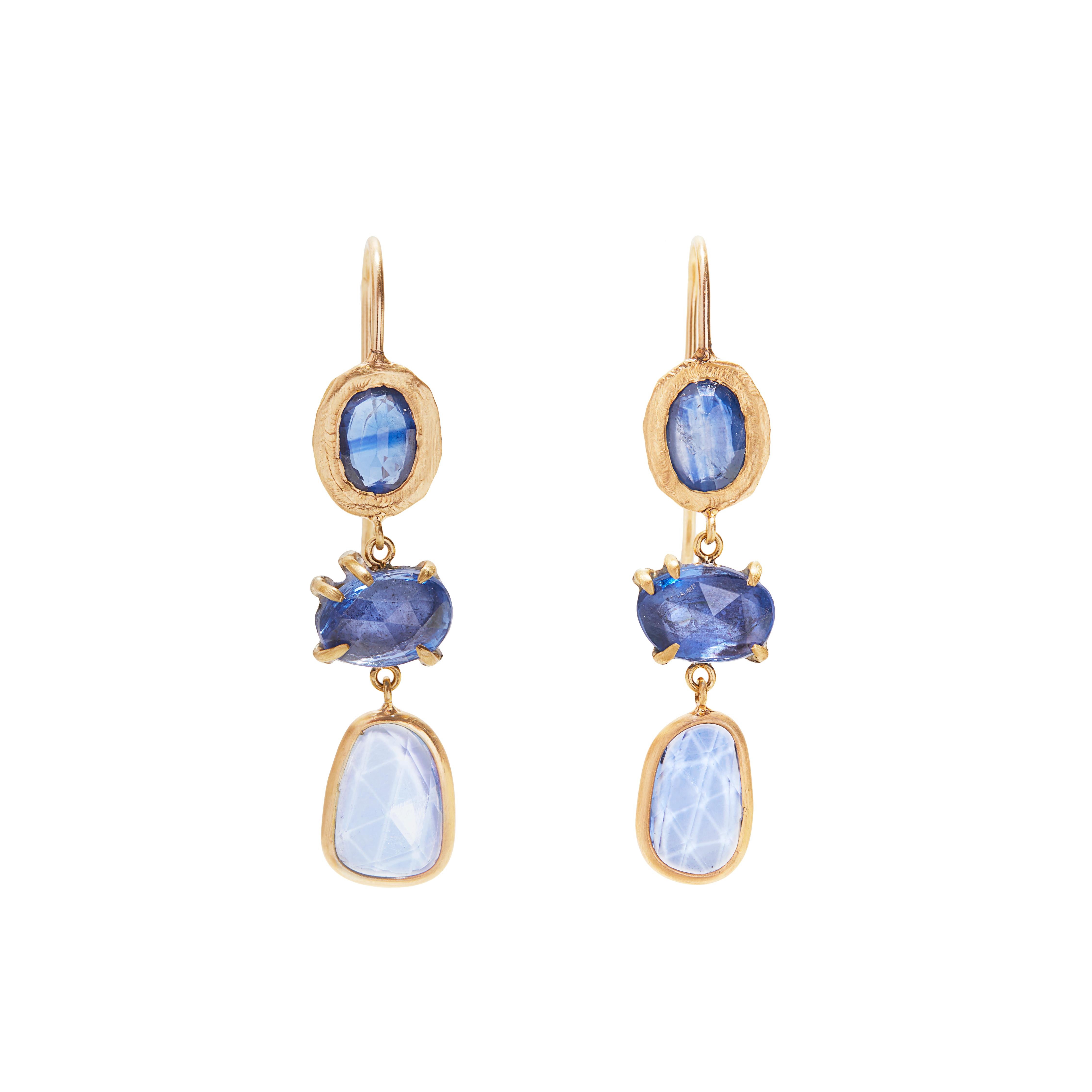 18 Karat Gold Blue Sapphire Drop Earrings In New Condition For Sale In Brooklyn, NY