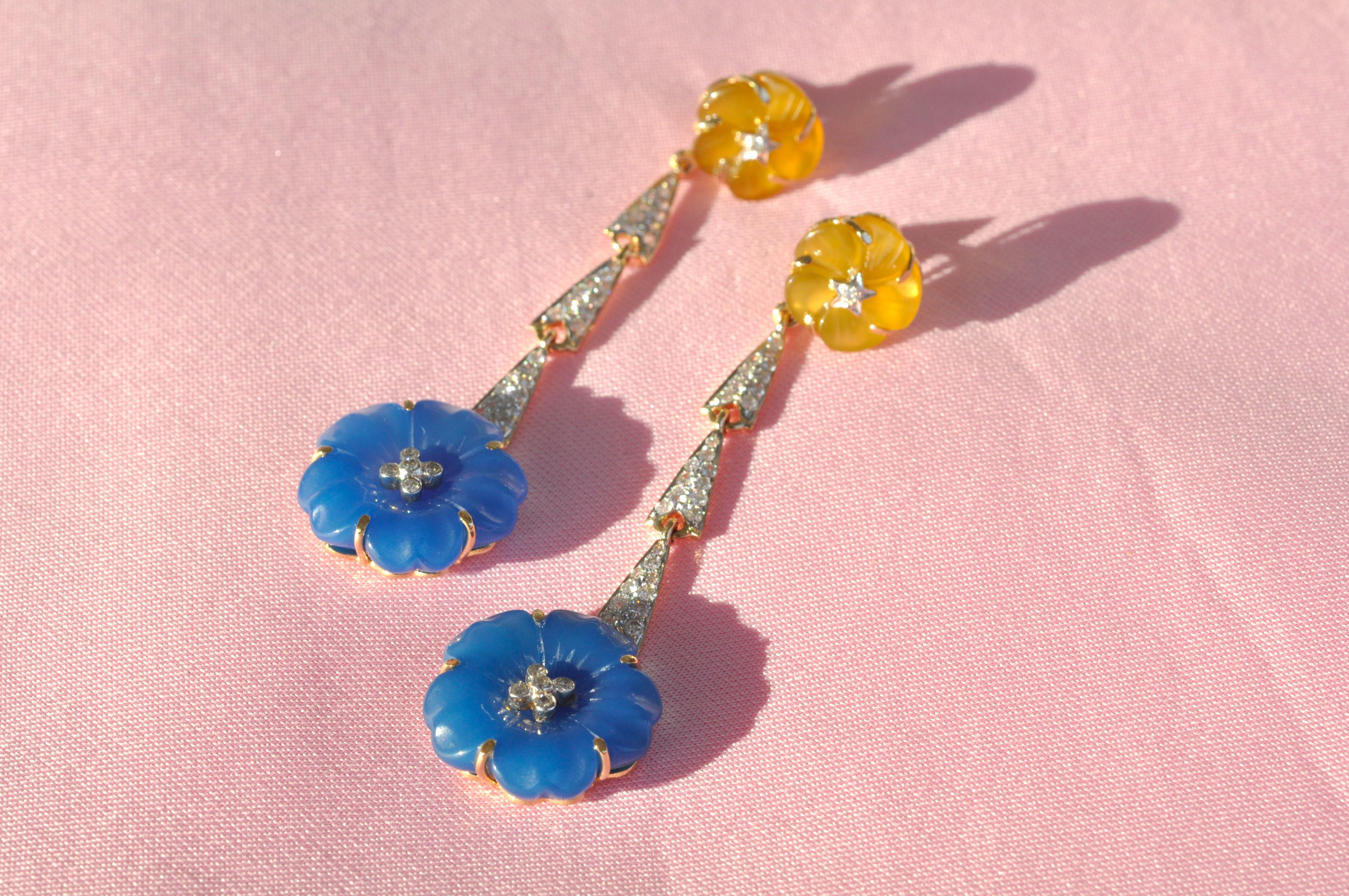 18 Karat Gold Blau Gelb Handgeschnitzte Chalcedon Blume Diamant Dangler Ohrringe (Zeitgenössisch) im Angebot