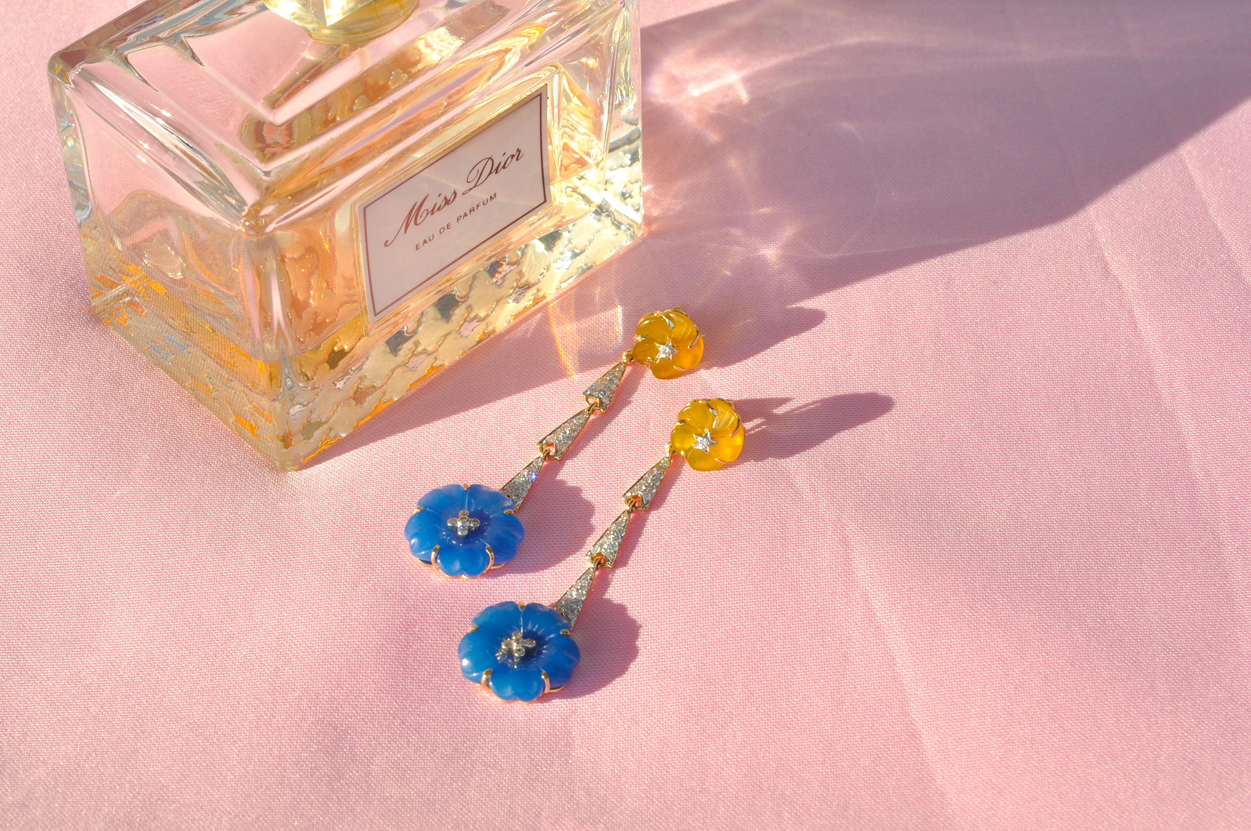 18 Karat Gold Blau Gelb Handgeschnitzte Chalcedon Blume Diamant Dangler Ohrringe (Brillantschliff) im Angebot