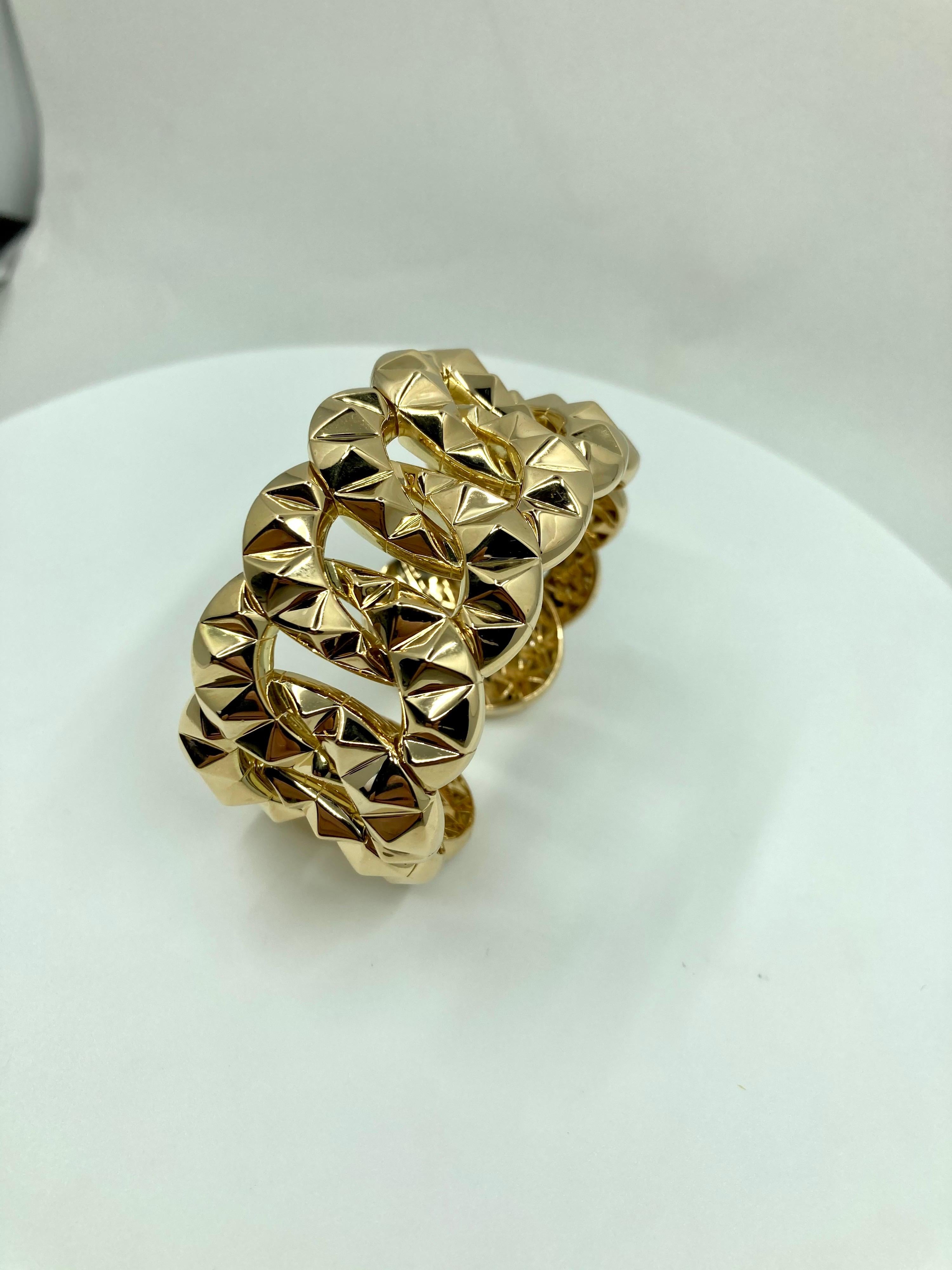 Modern 18 Karat Yellow Gold Bracelet, Made in Italy by Roberto Casarin.

A Modern and elegant design, easy to wear thanks to the hidden spring mechanism giving extra elasticity. This bracelet embraces the hand-making tradition of Italian Jewelry and