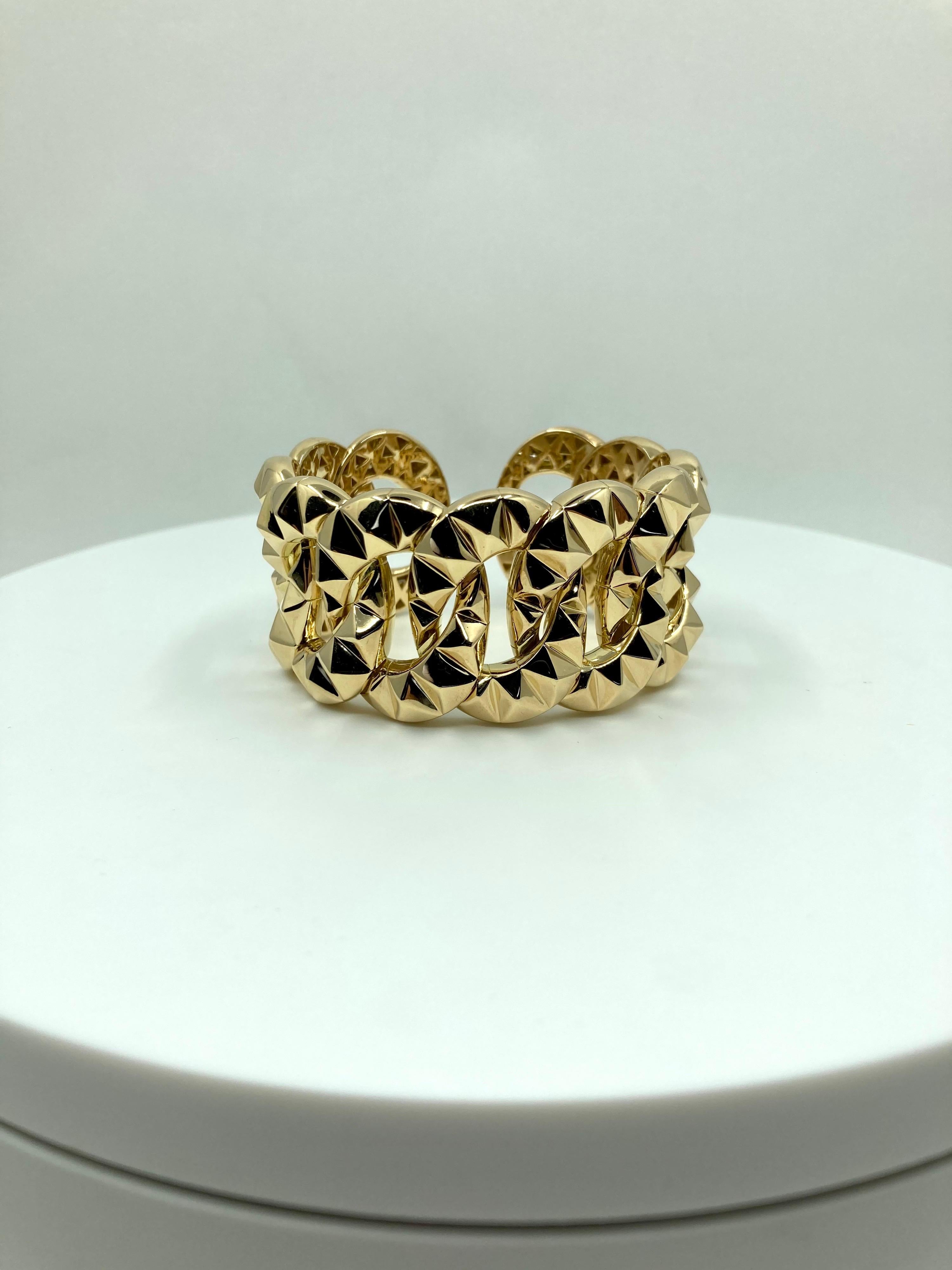 Modern 18 Karat Yellow Gold Italian Bangle Bracelet For Sale