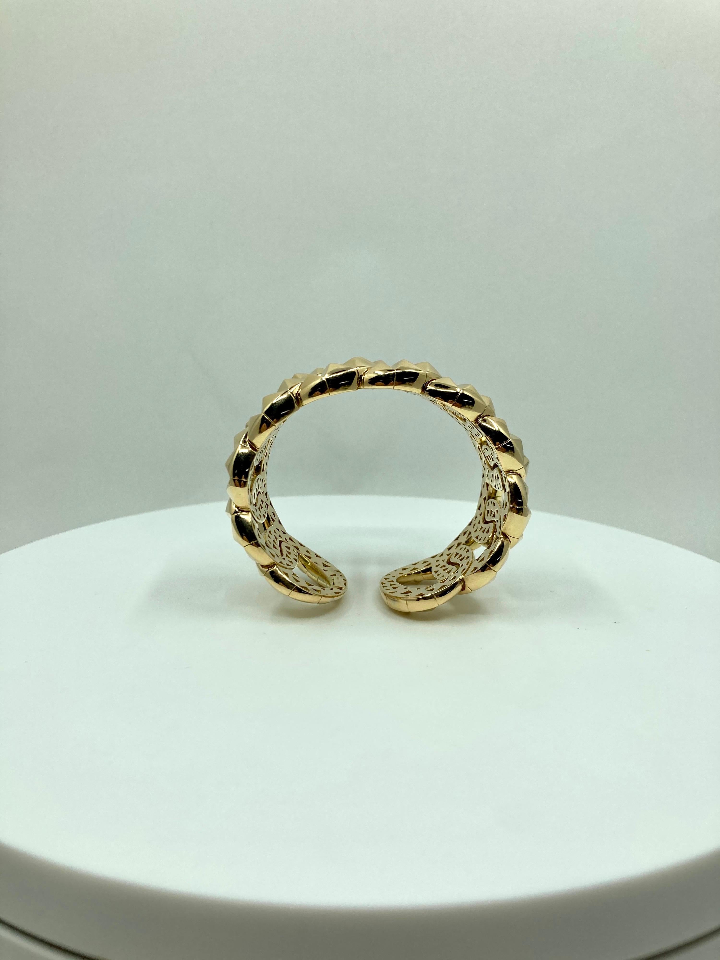 18 Karat Yellow Gold Italian Bangle Bracelet In New Condition For Sale In Valenza, IT