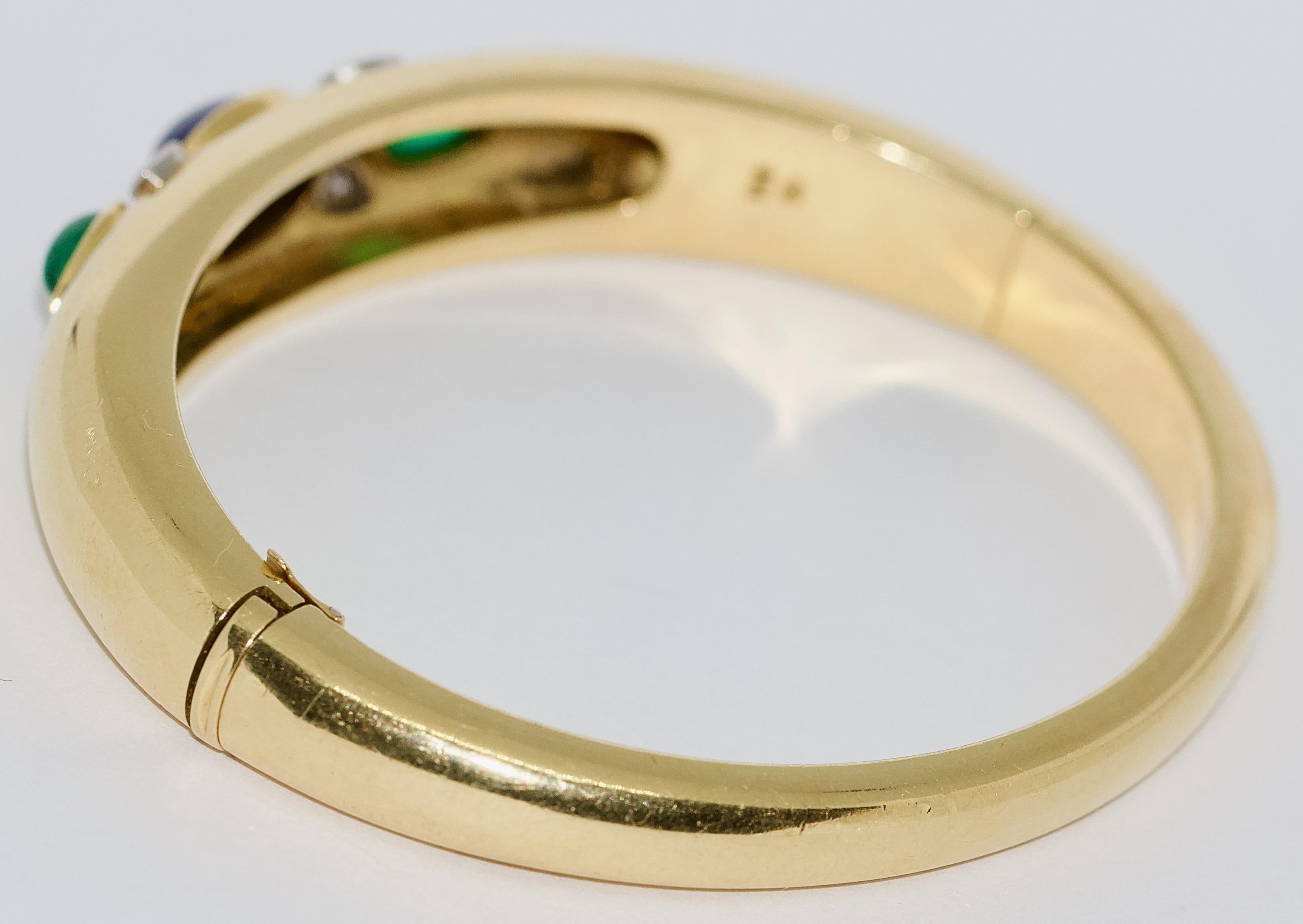 18 Karat Gold Bangle, Bracelet with Pear cut Diamonds, Sapphire and Emeralds In Good Condition For Sale In Berlin, DE