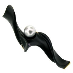 Colgante y Broche Escultura Calcedonia Negra Tallada y Perla 18kt