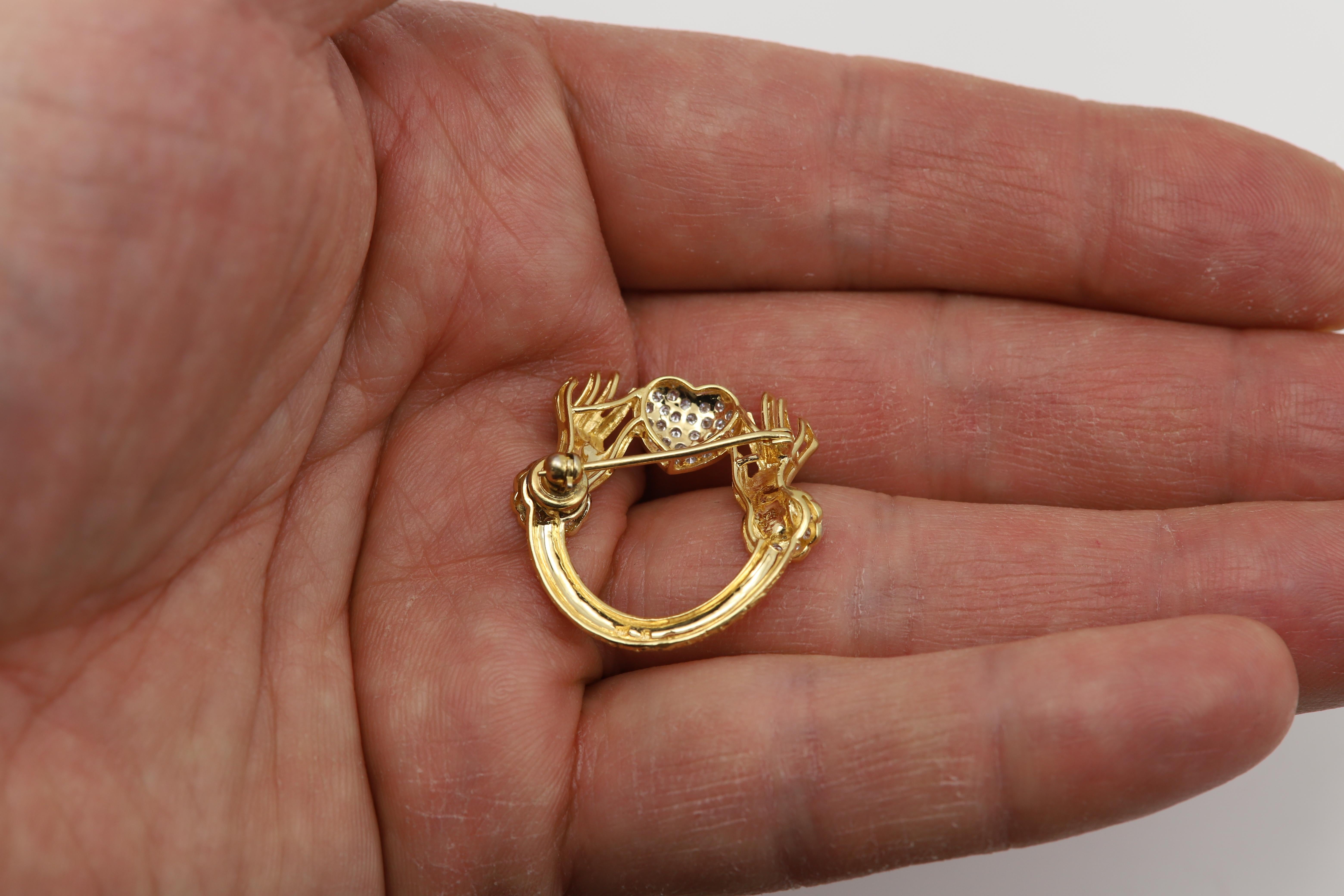 18 Karat Gold Brooch Pin Circa 1960 Love Heart Hands Brooch Pin Love Heart Pin In Excellent Condition For Sale In Brooklyn, NY