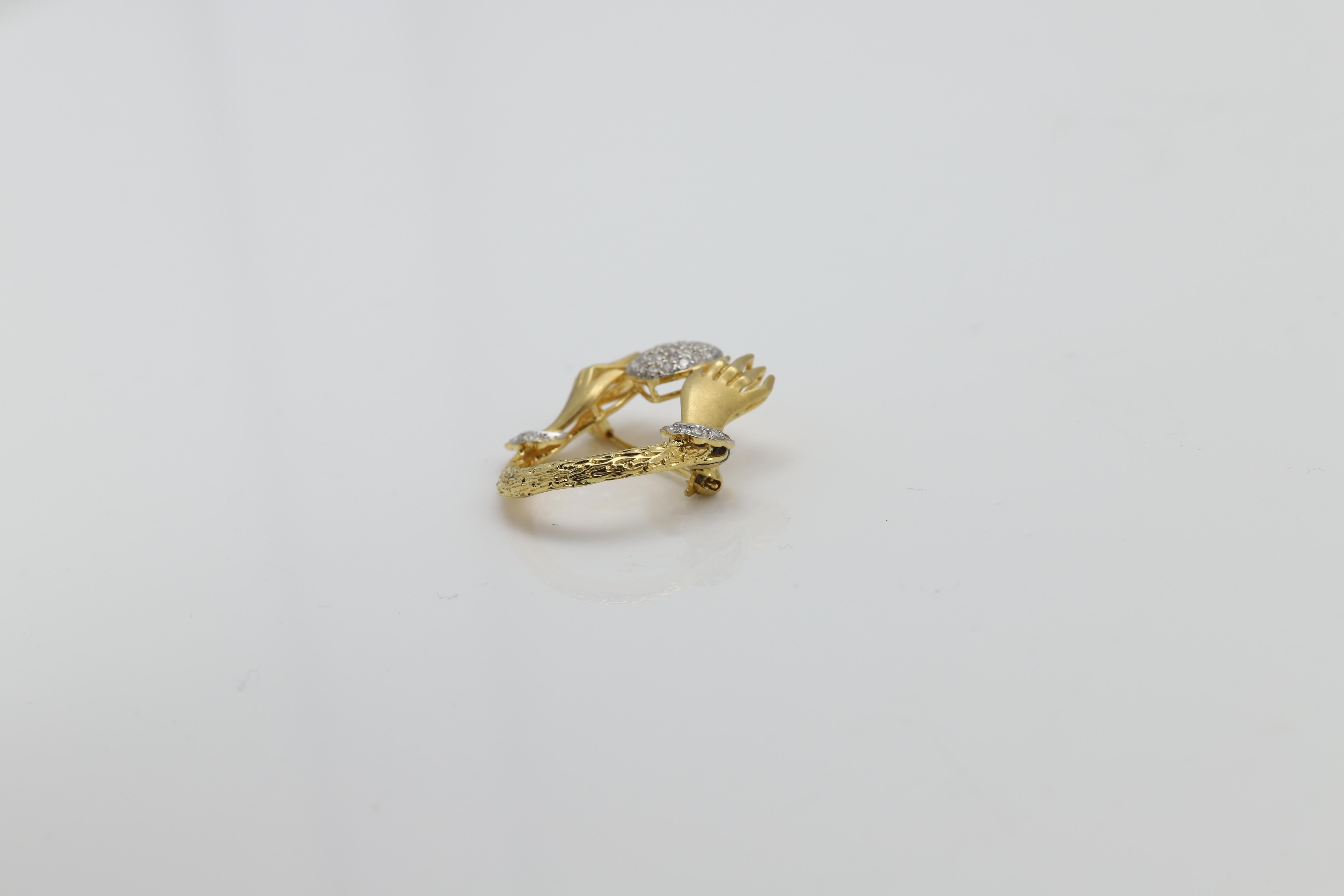 18 Karat Gold Brooch Pin Circa 1960 Love Heart Hands Brooch Pin Love Heart Pin For Sale 2