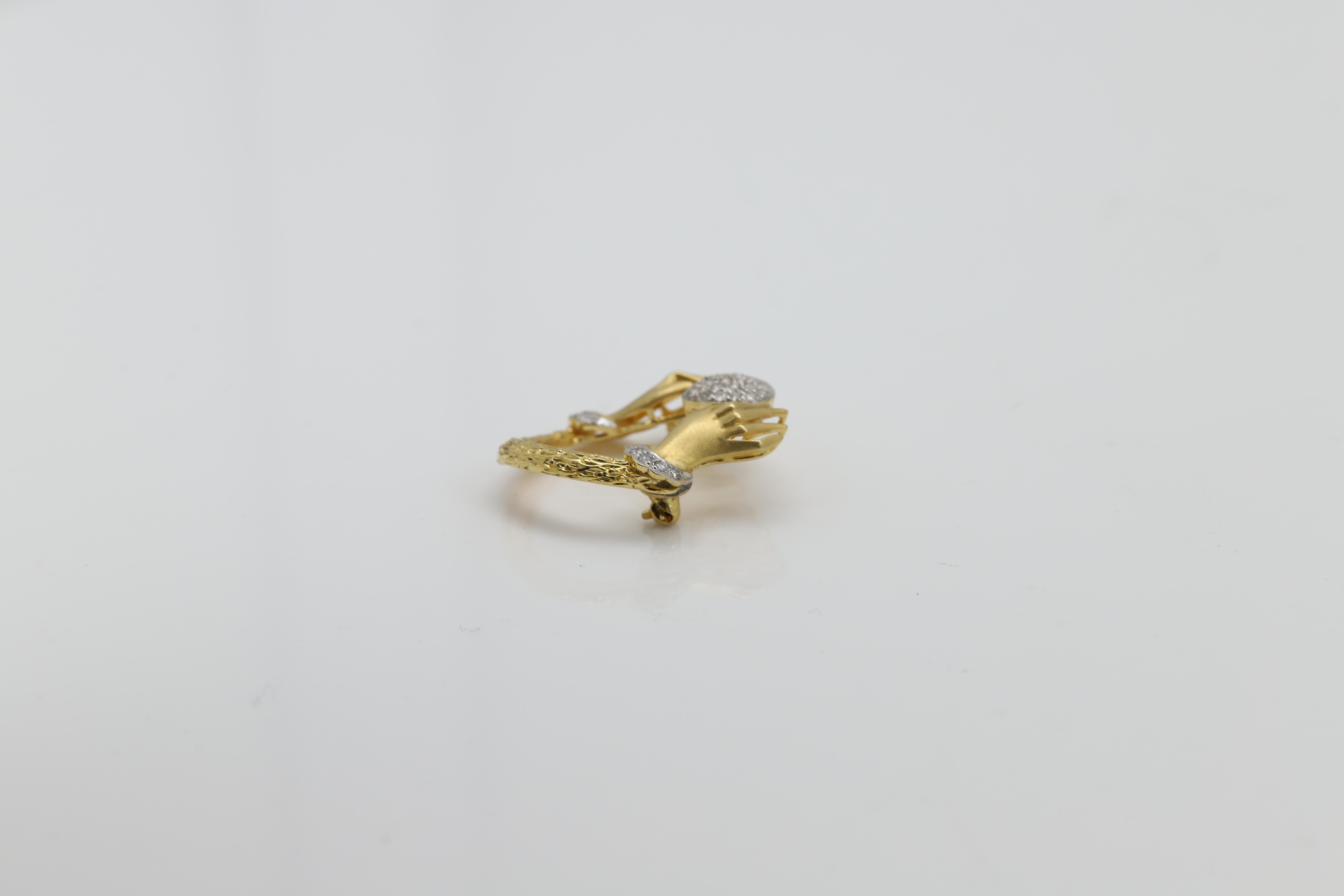 18 Karat Gold Brooch Pin Circa 1960 Love Heart Hands Brooch Pin Love Heart Pin For Sale 3