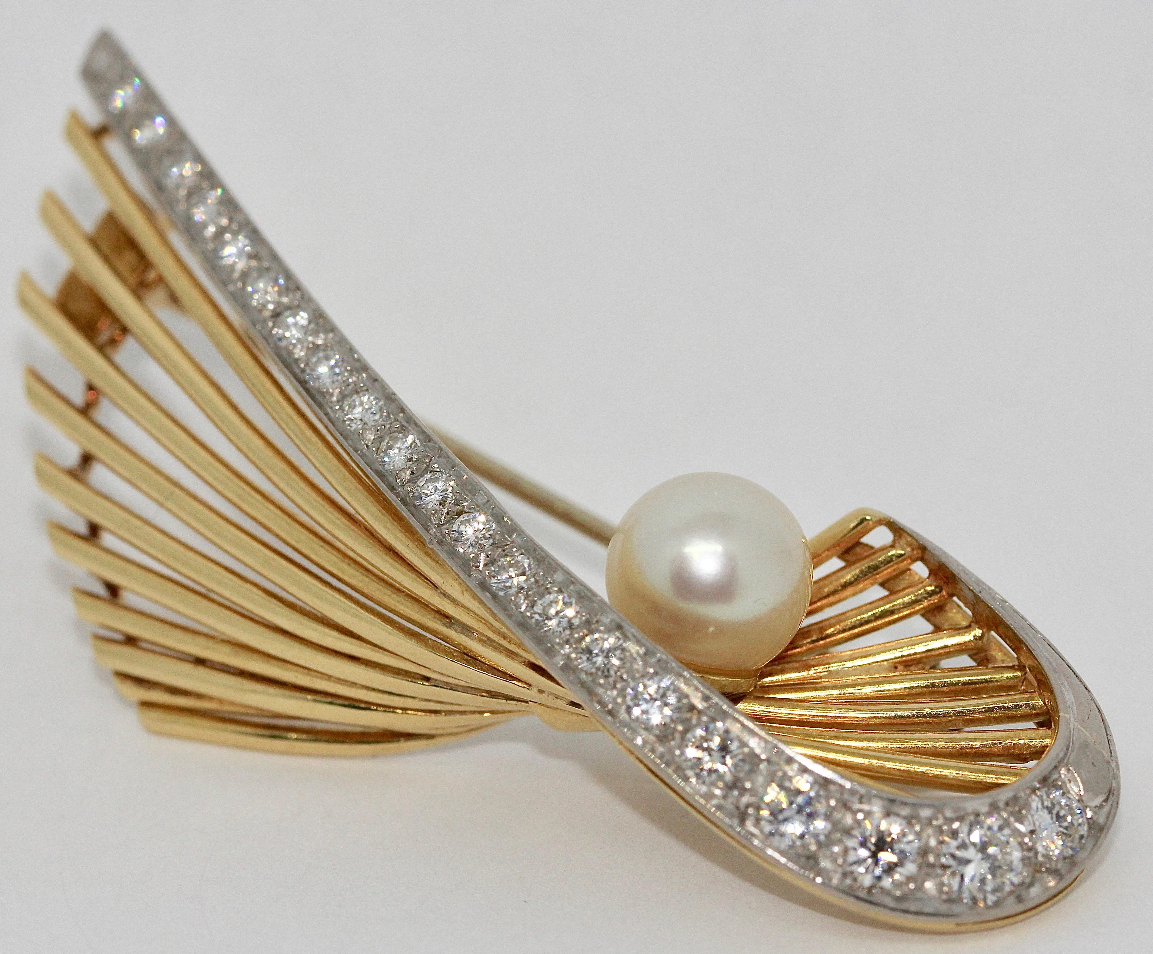 18 Karat Gold Brooch with 21 Diamonds and Cultured Pearl In Good Condition For Sale In Berlin, DE