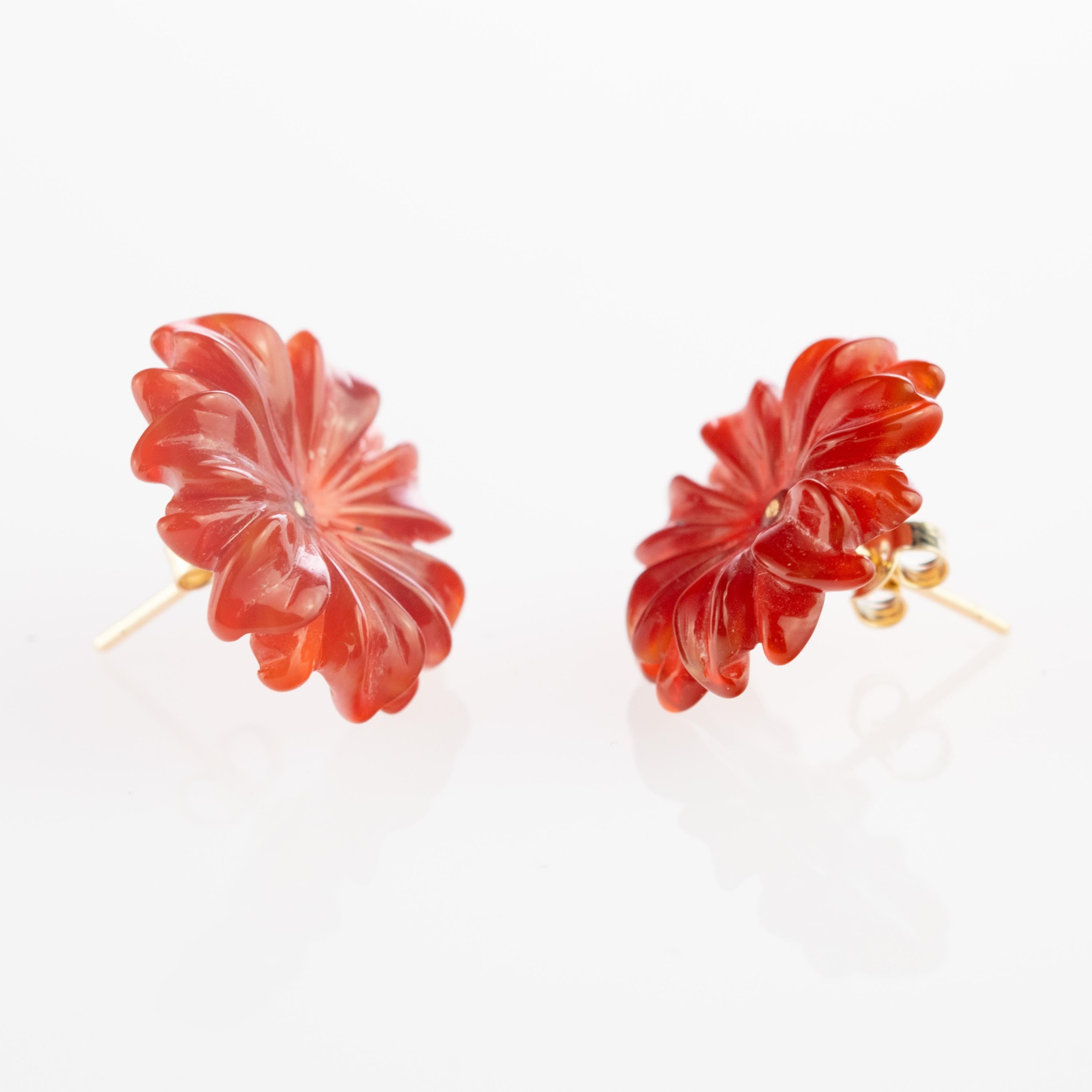 18 Karat Gold Brown Agate Flower Dahlia Handmade Italian Carved Stud Earrings For Sale 1