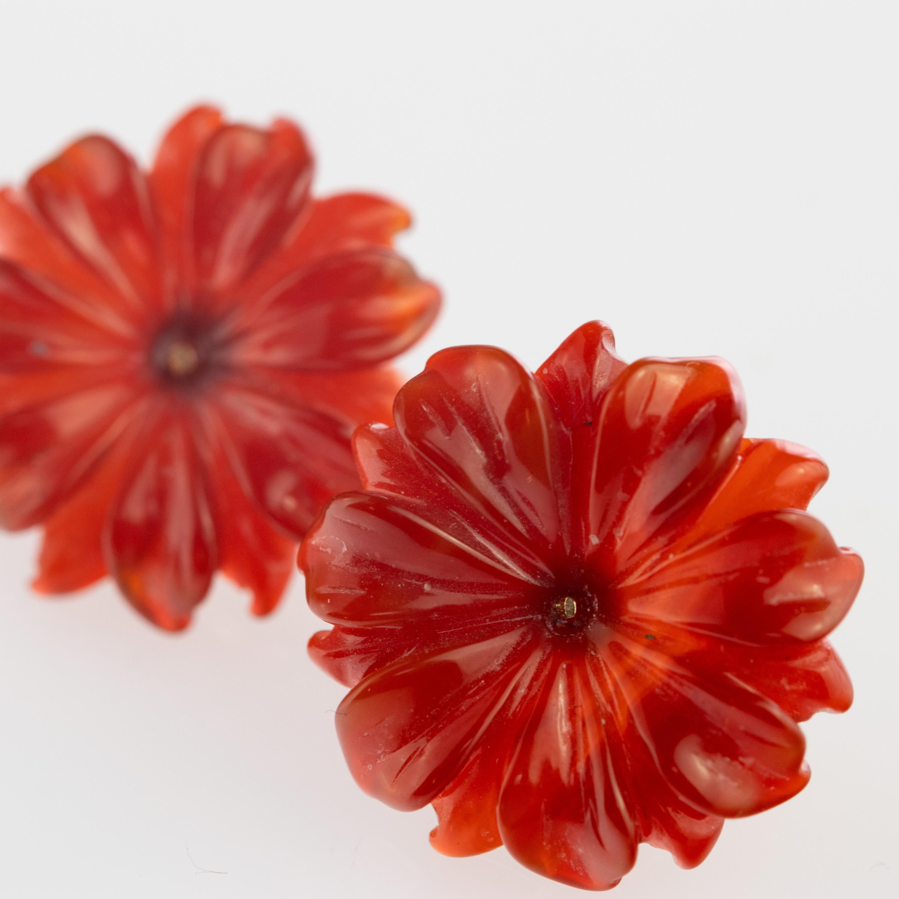 Impresionantes y dulces pendientes flor de ágata marrón de 19 quilates. Pétalos tallados que evocan el trabajo de joyería tradicional italiano hecho a mano, envolviéndose en un aspecto suave enriquecido con oro amarillo de 18 quilates que manifiesta