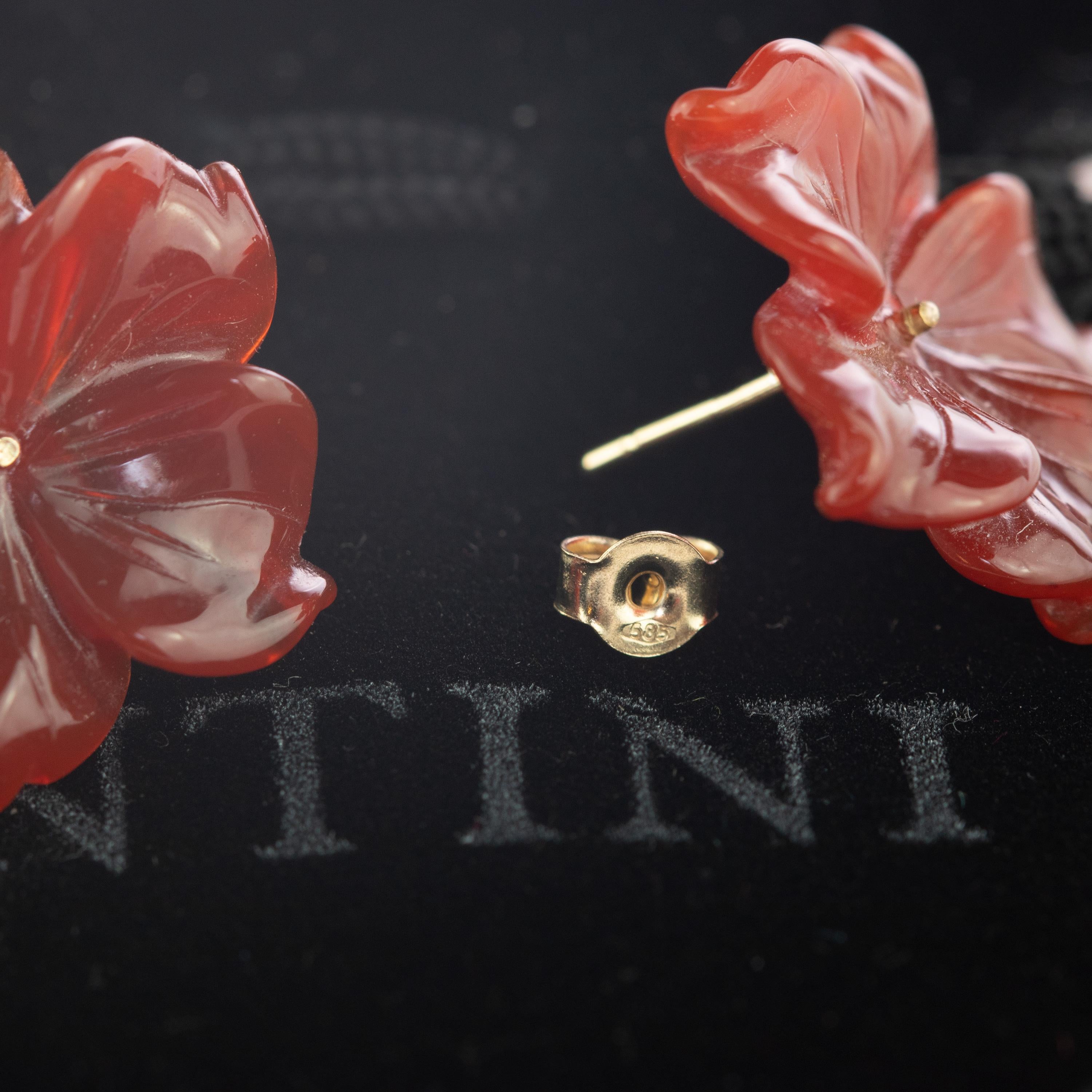 Clous d'oreilles chics en or 18 carats avec fleur en agate marron et clous d'oreilles italiennes sculptées à la main, fabrication artisanale Unisexe en vente