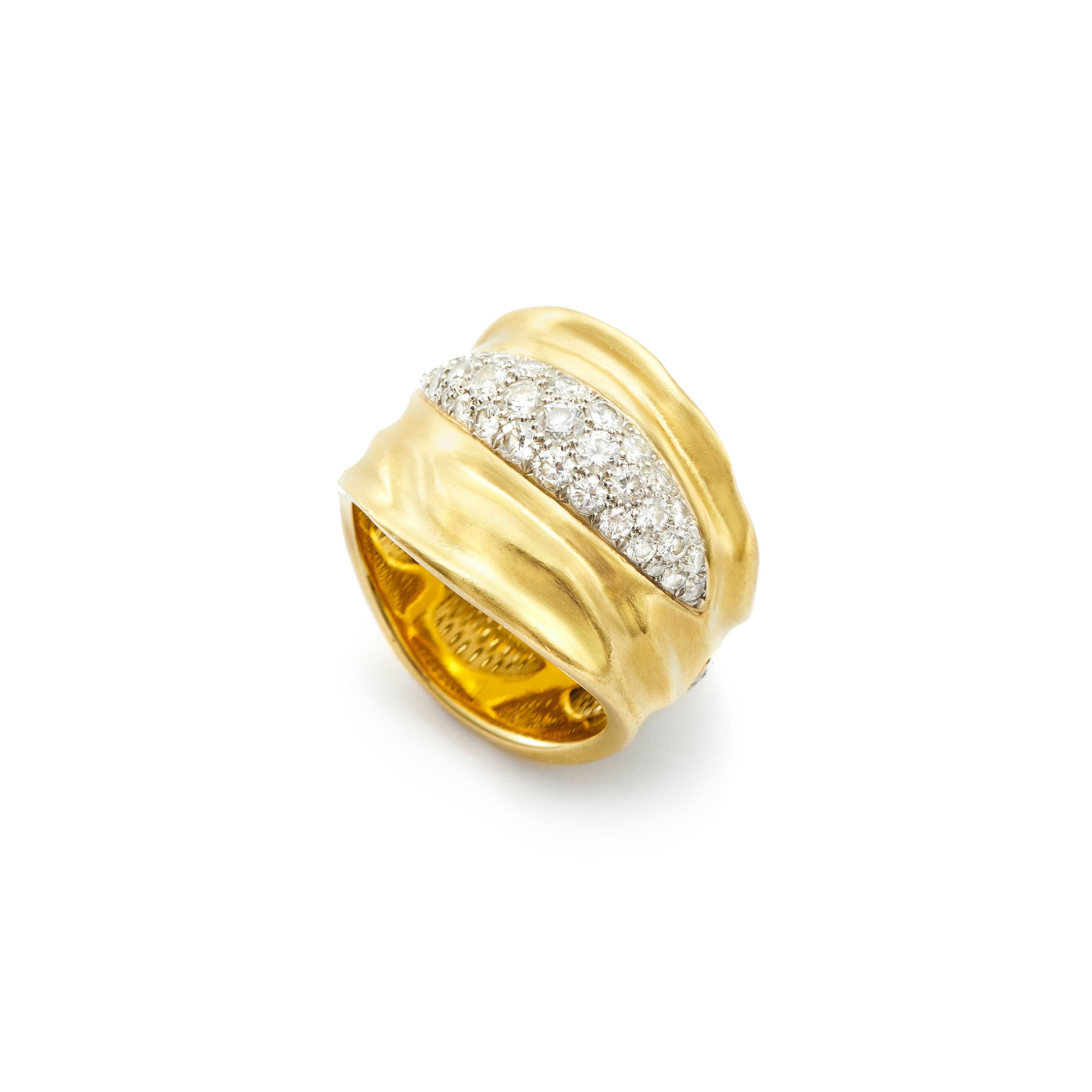 Susan Lister Locke 18K Gold Burst Ring with 1.80 Carat Brilliant Cut Diamonds In New Condition In Nantucket, MA
