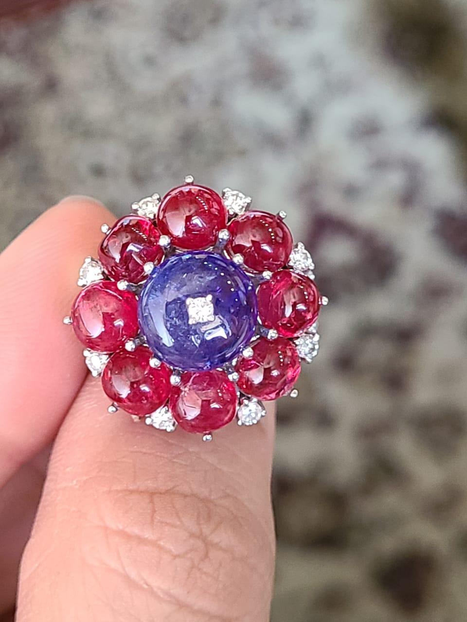 18 Karat Gold, Cabochon Spinel, Cabochon Tanzanite & Diamonds Cocktail Ring In New Condition In Hong Kong, HK