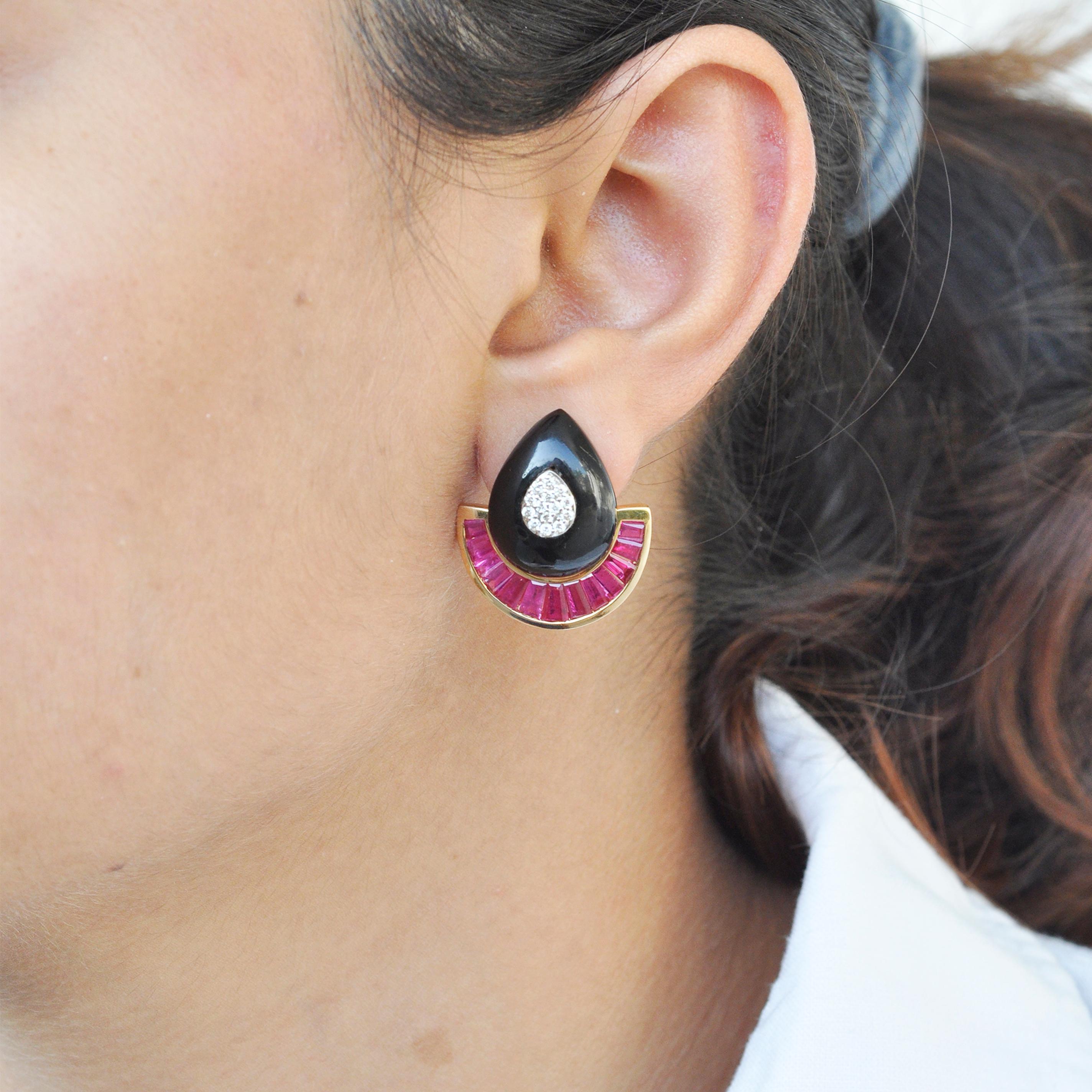 Nous vous présentons ces adorables et vibrantes boucles d'oreilles en or 18 carats de calibre baguette rubis onyx noir diamant style art déco.
La période Art déco était pleine de couleurs frappantes et audacieuses, avec beaucoup de contrastes.