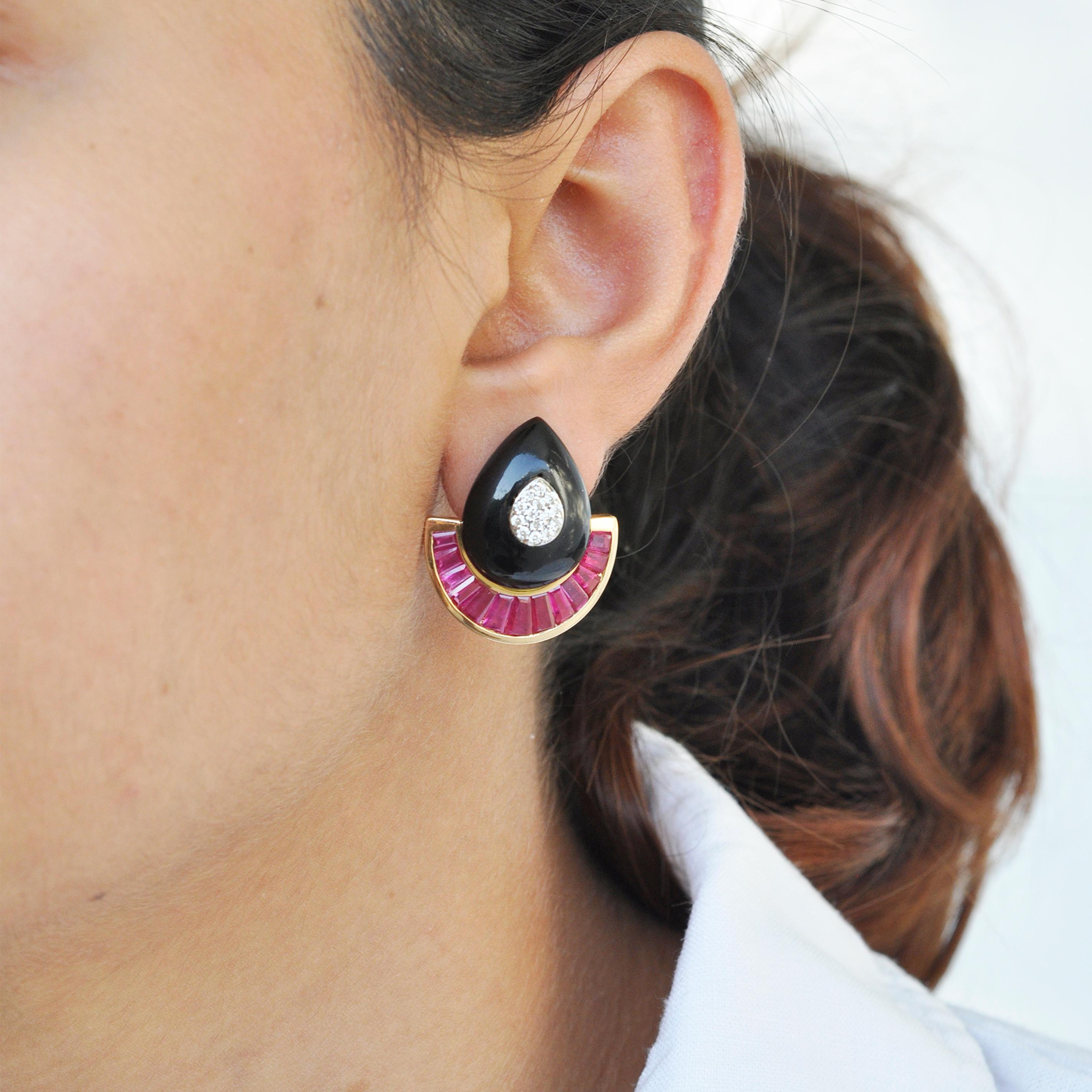 Boucles d'oreilles éventail de style Art déco en or 18 carats avec rubis, onyx baguette et diamants, taillés sur-mesure en vente 3