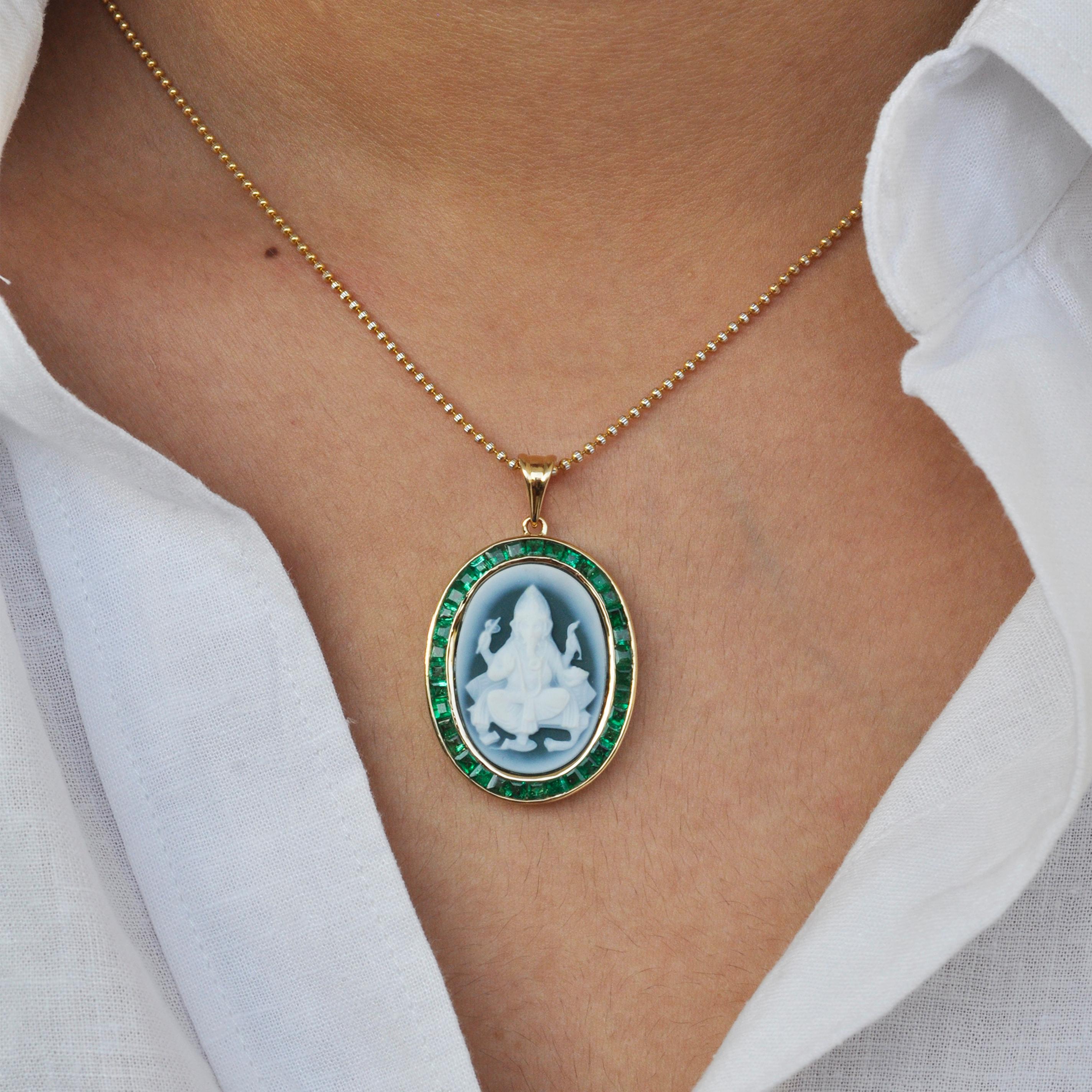18 Karat Gold Caliber-Cut Emerald Ganesha Cameo Contemporary Pendant Necklace For Sale 1