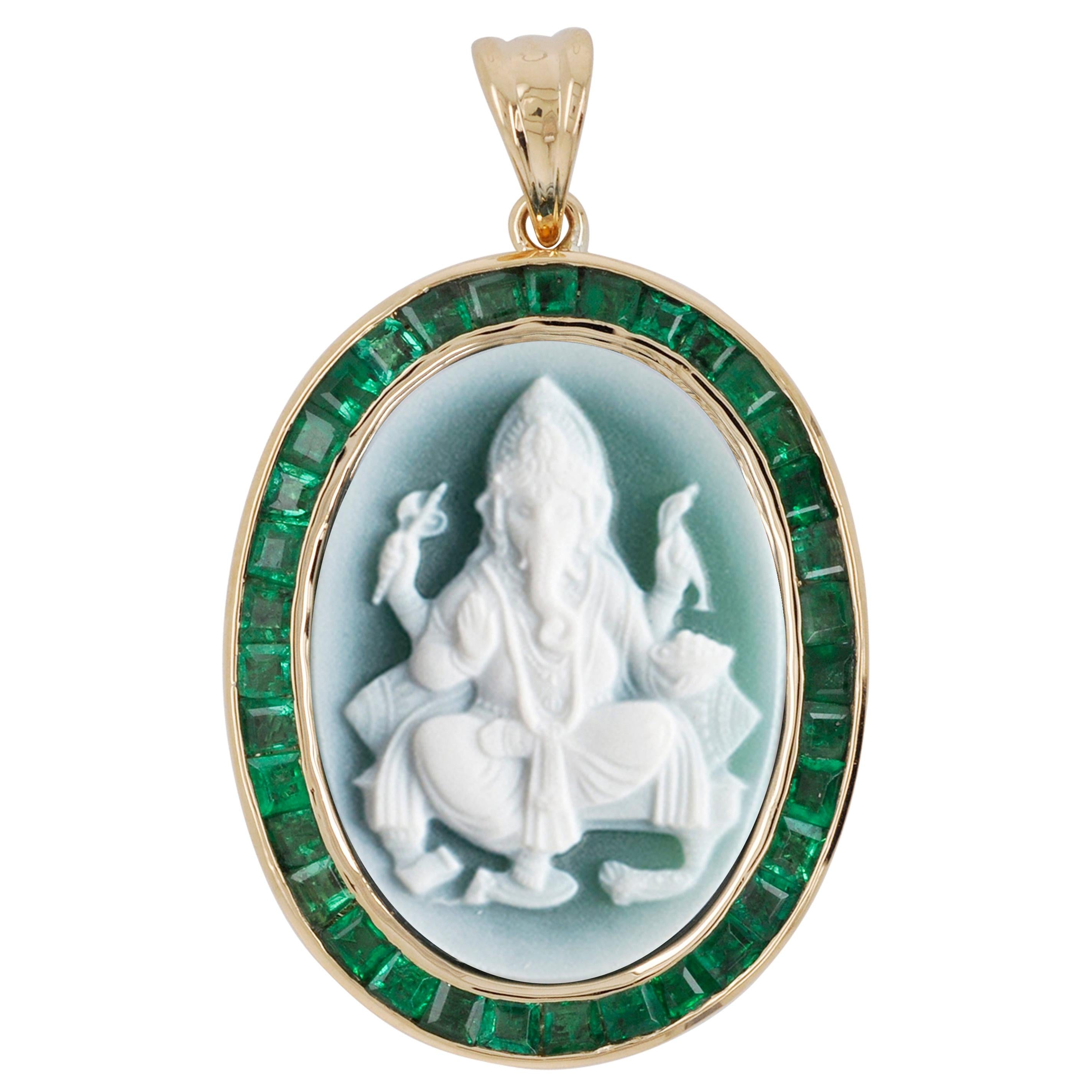 18 Karat Gold Caliber-Cut Emerald Ganesha Cameo Contemporary Pendant Necklace For Sale