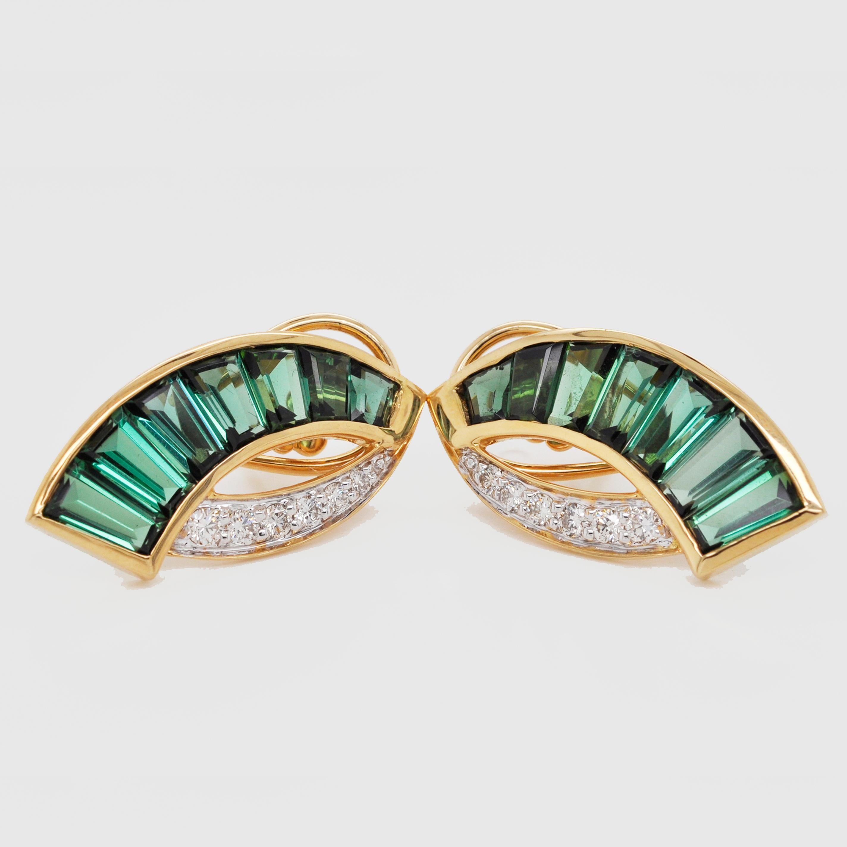 18 Karat Gold Caliber Cut Teal Green Tourmaline Baguette Diamond Stud Earrings In New Condition For Sale In Jaipur, Rajasthan