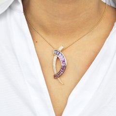 Collana a spilla contemporanea in oro 18 carati con ametista taglio calibro e diamante baguette