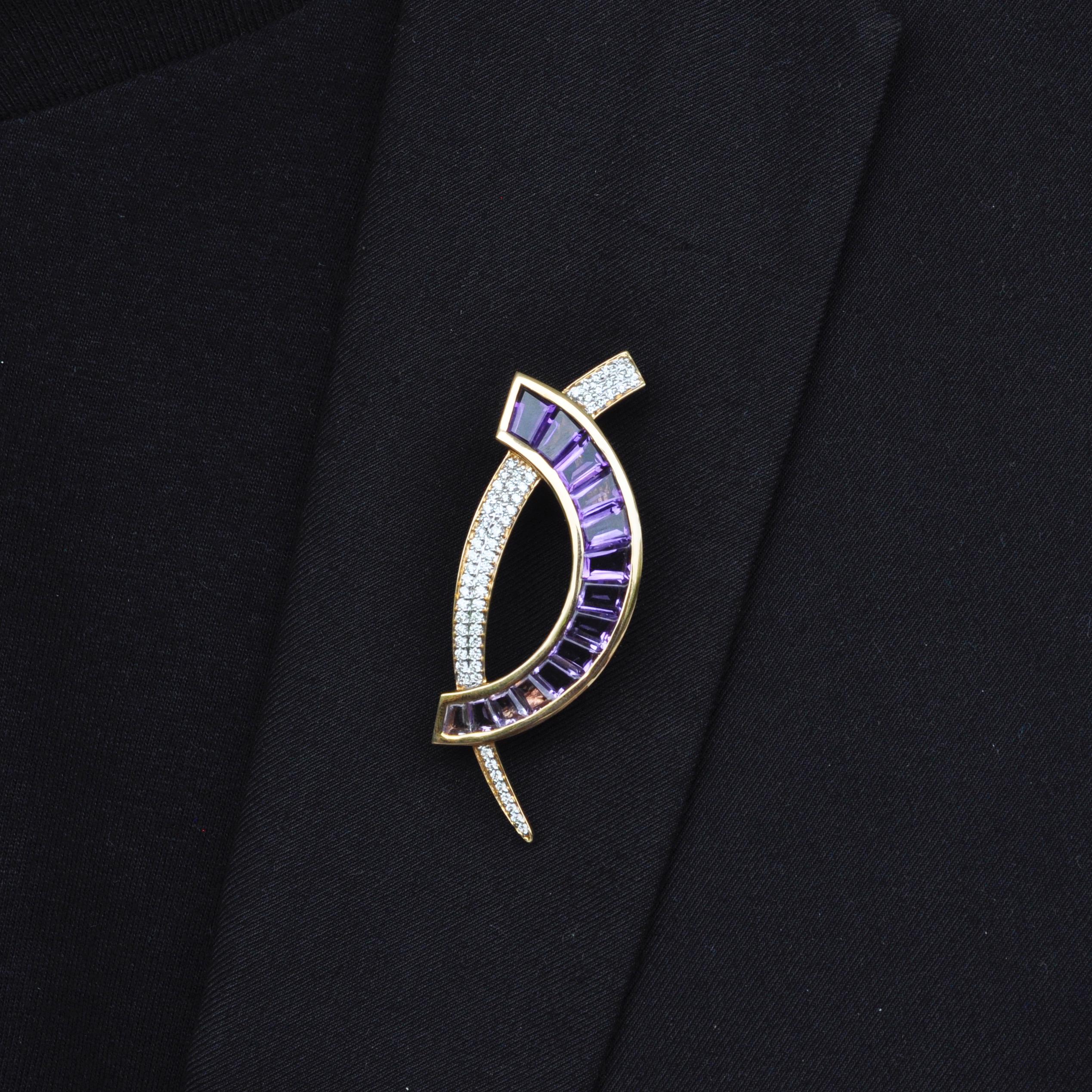 Taille baguette Collier broche contemporain en or 18 carats avec améthyste taille calibre et diamants baguettes en vente