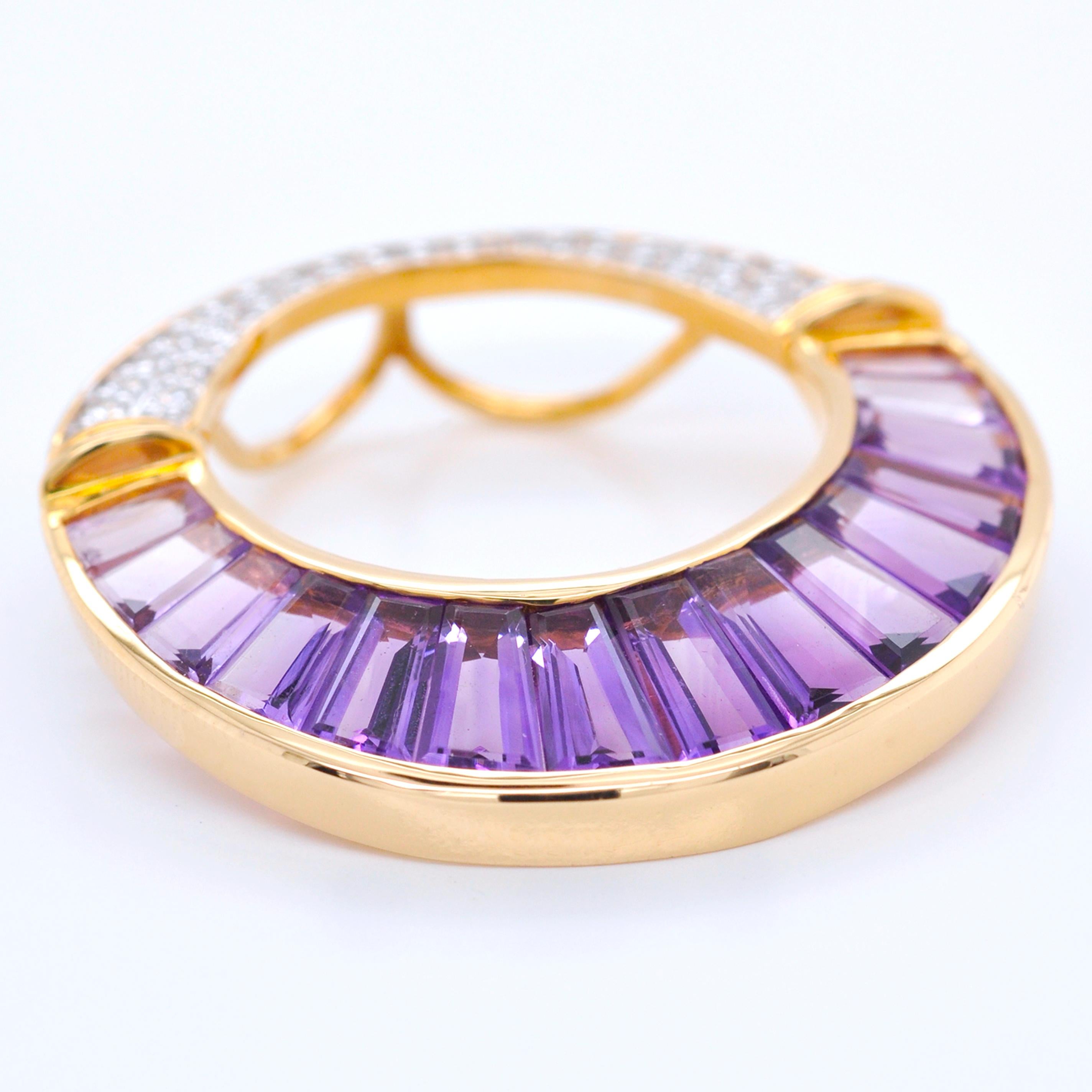 Collier pendentif broche en or 18 carats avec améthyste taille calibre et diamants baguettes Pour femmes en vente